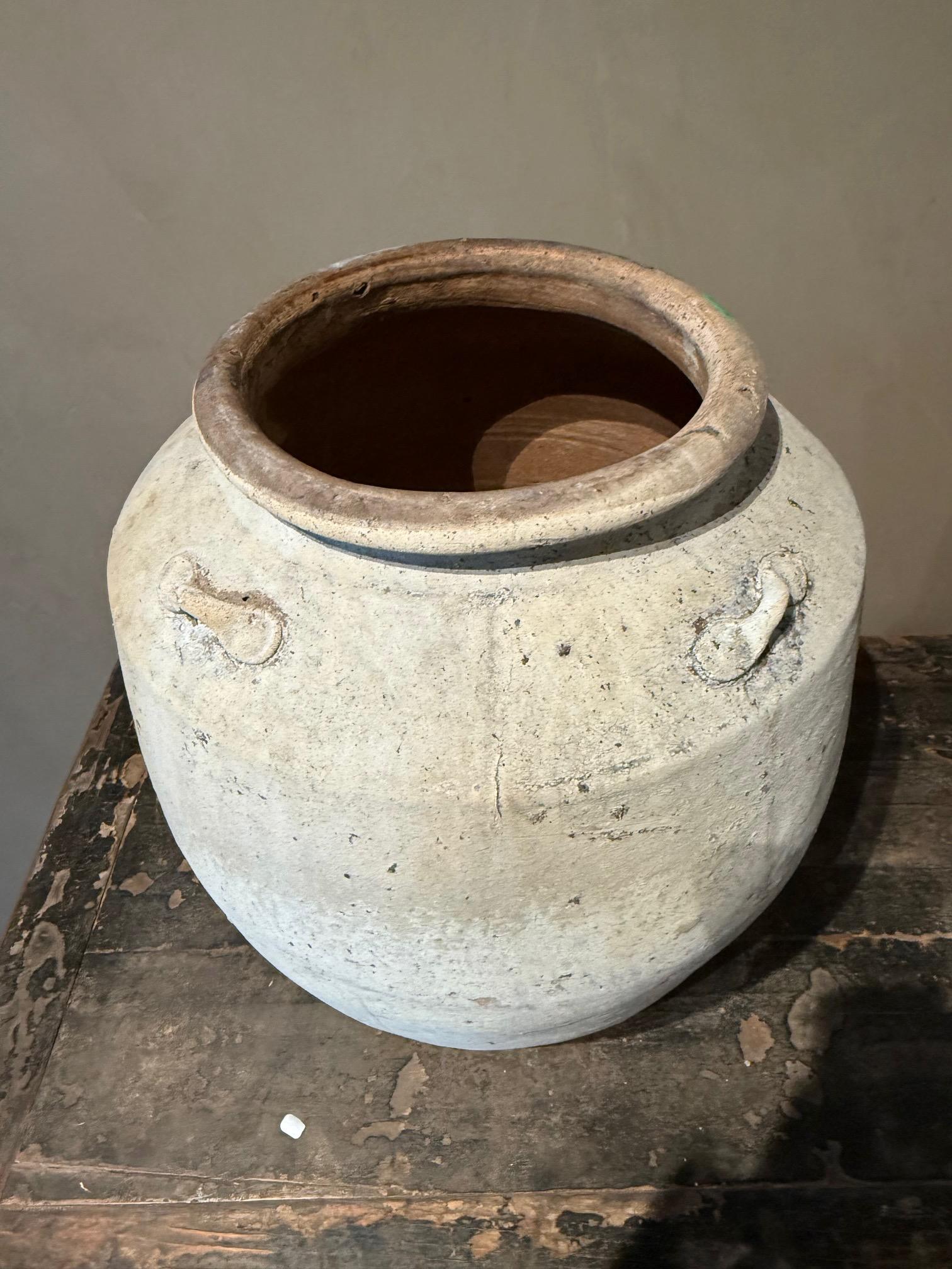 Vaso per alimenti in ceramica non smaltata della dinastia Ming, Cina, XVIII secolo In condizioni buone in vendita a New York, NY