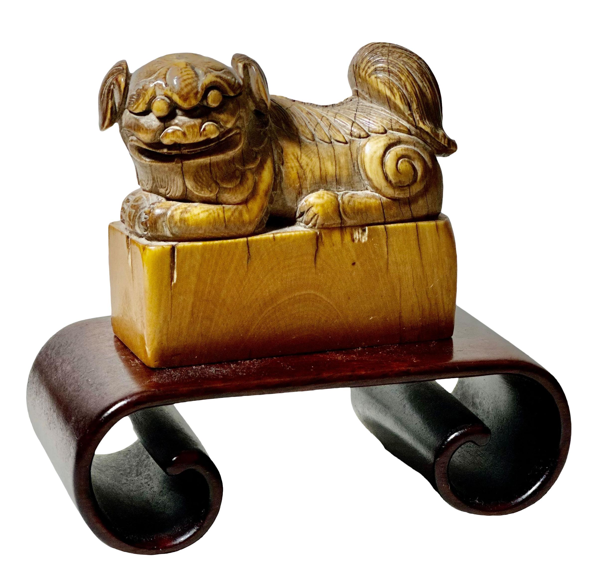 Questo è un pezzo molto importante. Un antico foo dog fossilizzato con un supporto in legno personalizzato. È la dinastia Ming. C'è un pezzo di carta che ti dice cos'è e le dimensioni. Nome sul sigillo, Shih K'o Fa, un generale del tardo periodo