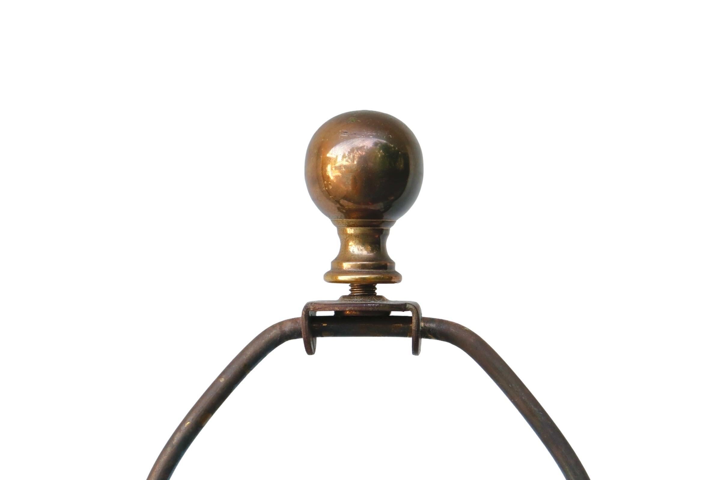 Paire de lampes de table en céramique florale de style Ming. Les vases carrés à coins inversés sont décorés de vives gerbes de Gaillardias, de Myosotis et de Globemallows sur un fond blanc. Une base métallique carrée est posée sur des pieds Ming.