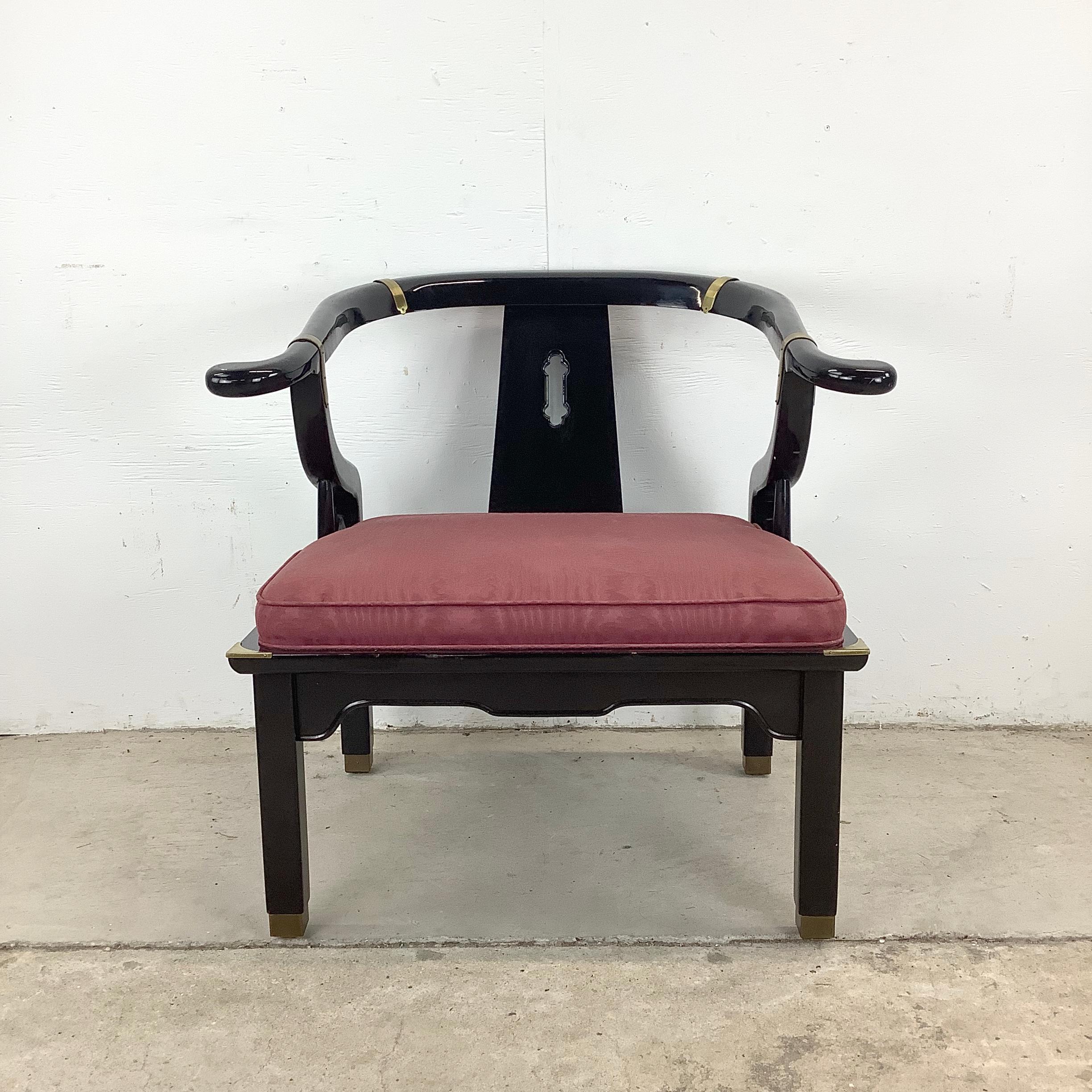 Ce fauteuil capture l'harmonie du design de style Ming infusé dans la vision du milieu du siècle de James Mont. Le cadre laqué noir met en valeur sa beauté sculpturale, créant un point focal dramatique.

Les accoudoirs légèrement incurvés et les