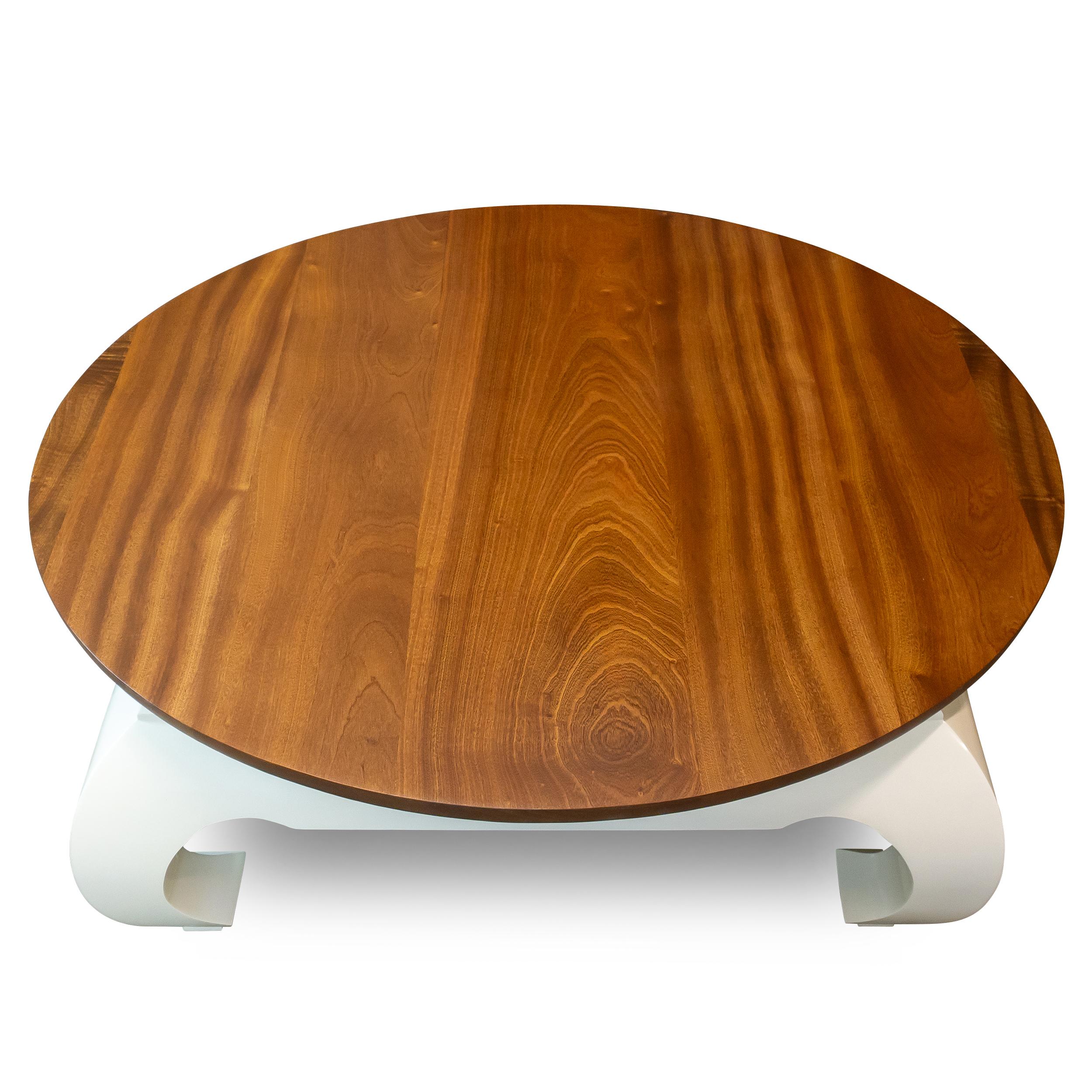 Mesa de centro redonda con tapa de sapeli estilo pata Ming de mediados de siglo Patas lacadas Blanco Estadounidense en venta
