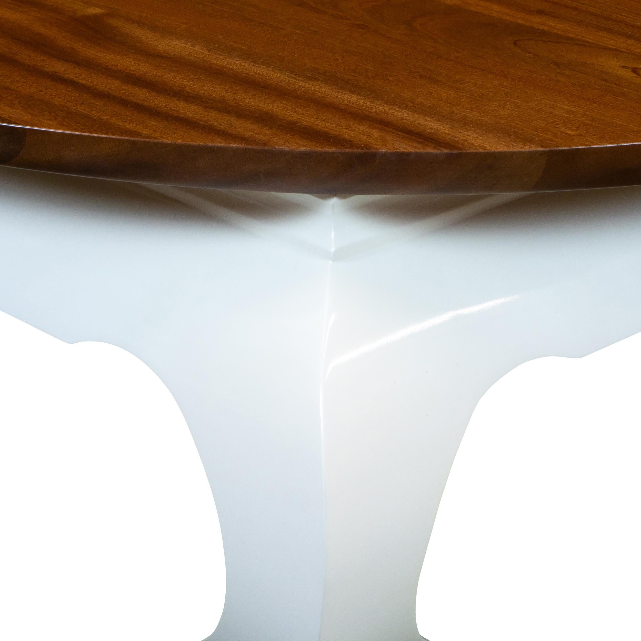 Mesa de centro redonda con tapa de sapeli estilo pata Ming de mediados de siglo Patas lacadas Blanco Siglo XXI y contemporáneo en venta