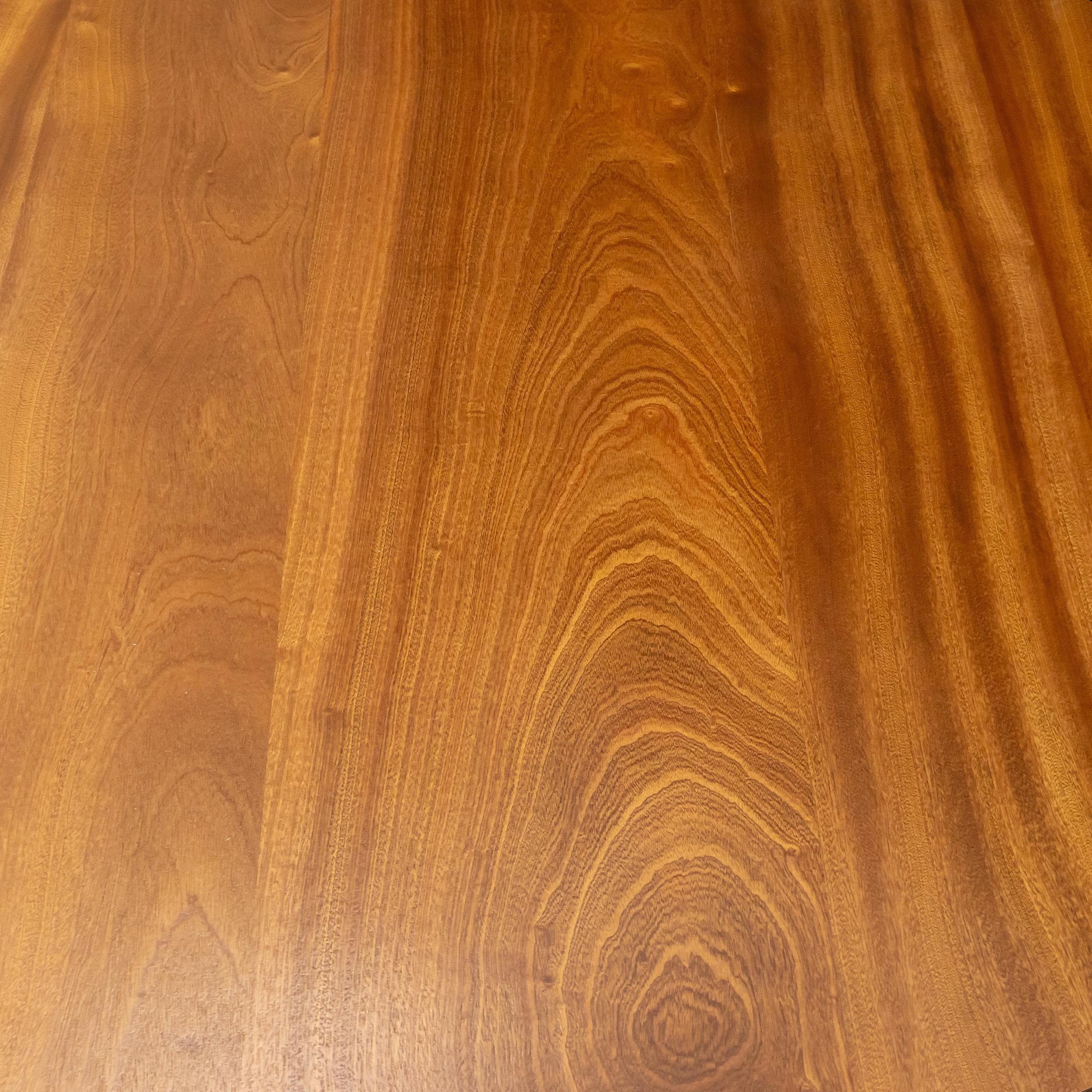 Mesa de centro redonda con tapa de sapeli estilo pata Ming de mediados de siglo Patas lacadas Blanco en venta 1
