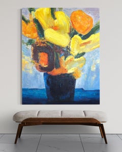 Gelbe und orangefarbene Blumen mit blauer Vase" Großes florales Contemporary-Stillleben