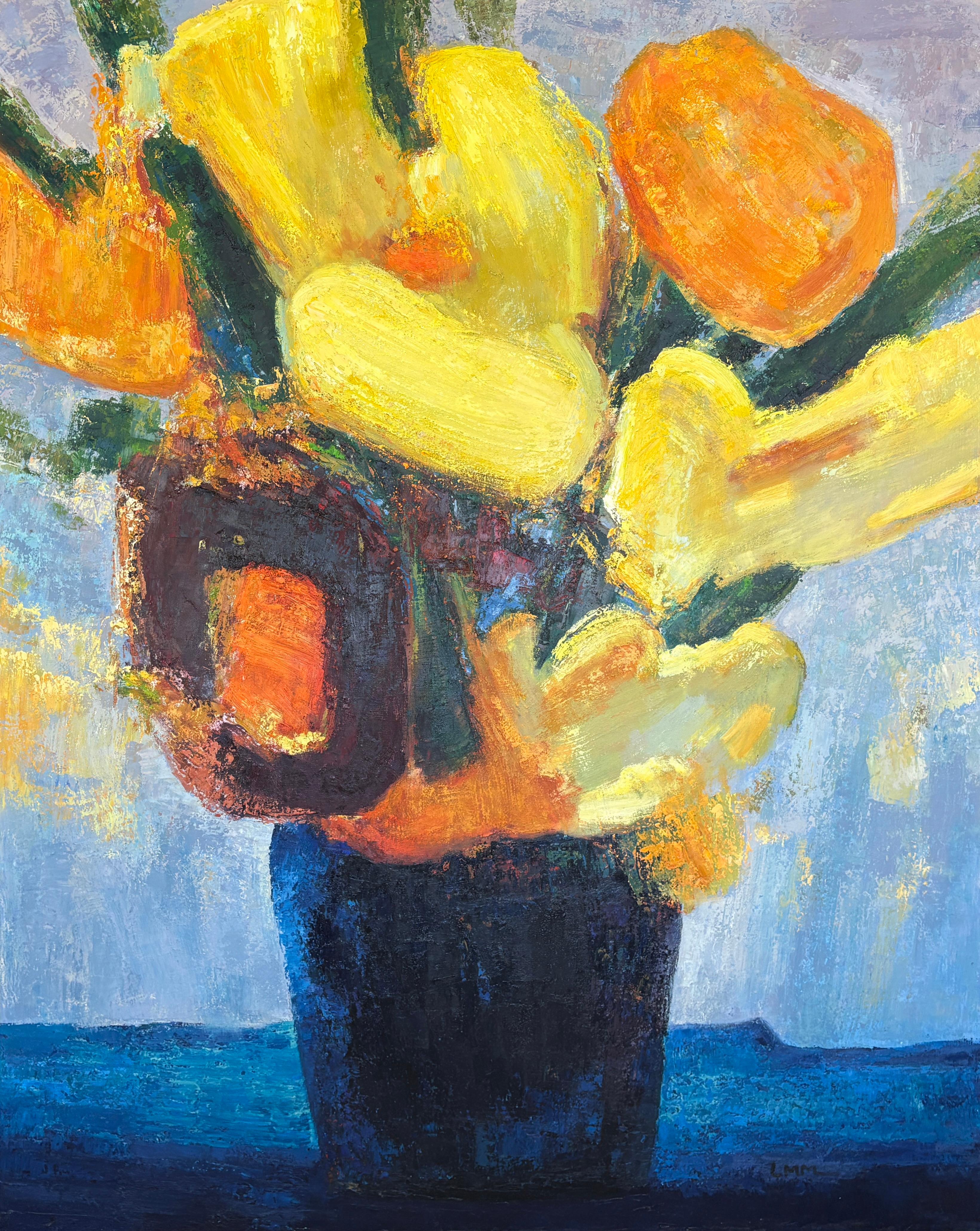 Ming Ming Still-Life Painting – Gelbe und orangefarbene Blumen mit blauer Vase" Großes florales Contemporary-Stillleben