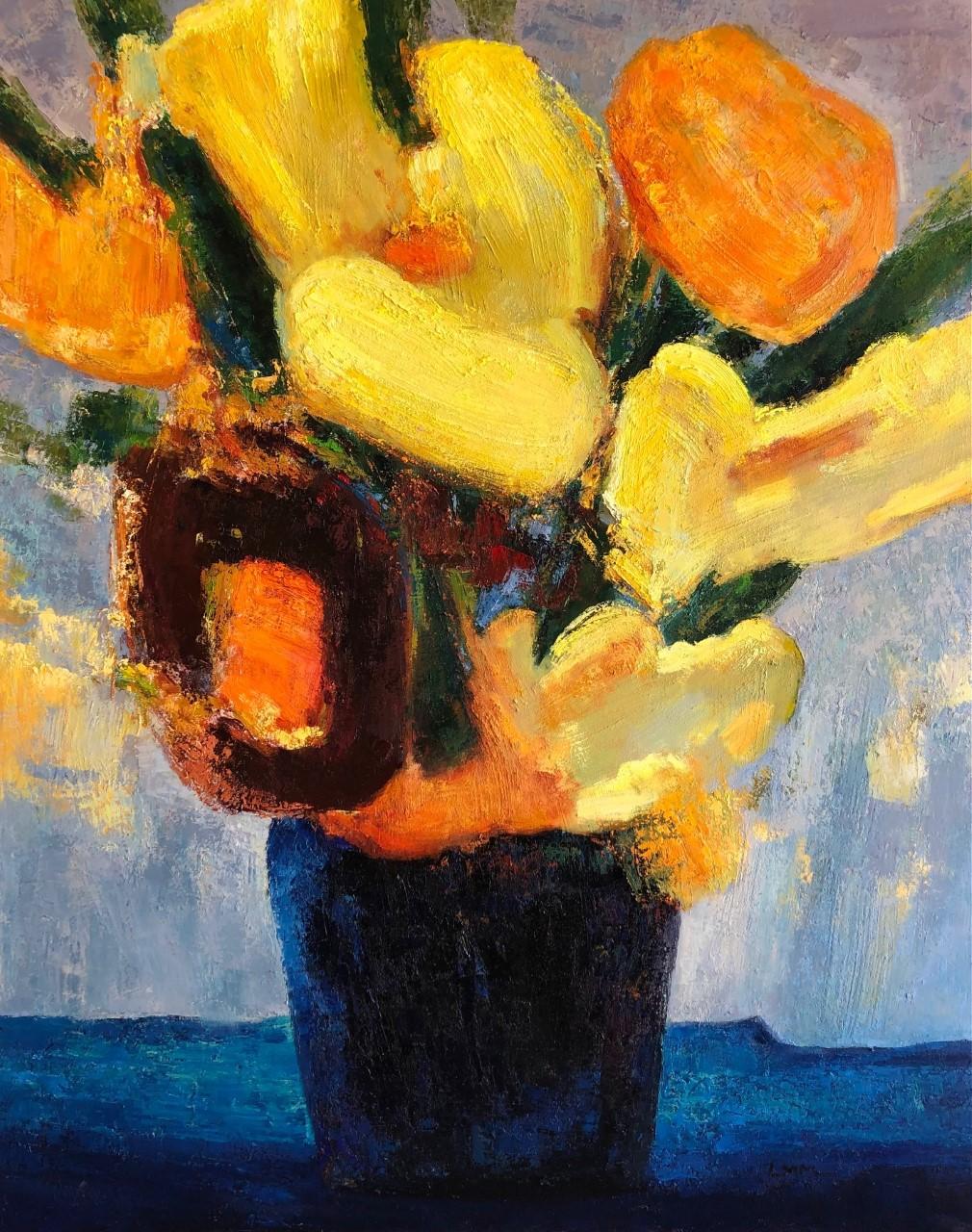 Still-Life Painting Ming Ming - Nature morte florale contemporaine 'Yellow & Orange Flowers with Blue Vase' (Fleurs jaunes et orange dans un vase bleu) 