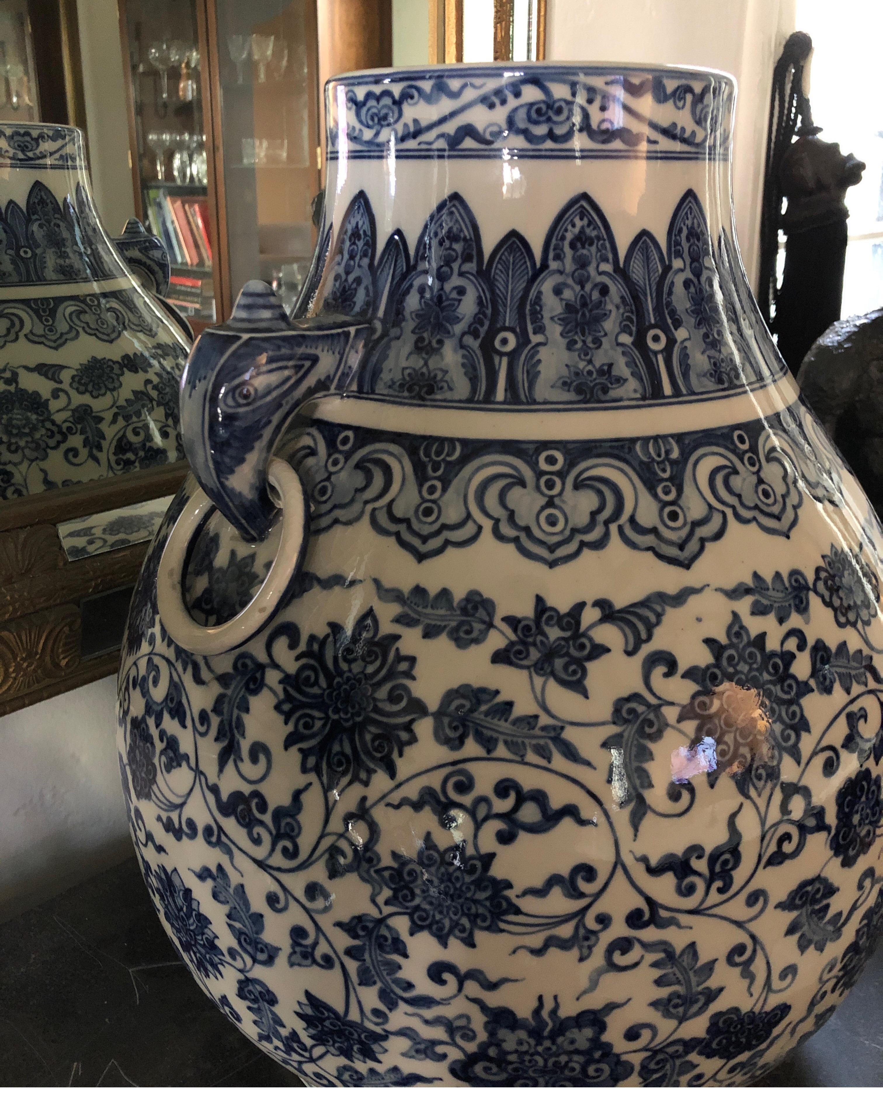 Ming/Yongzheng Style Chinese Blue and White Porcelain Vase In Good Condition In Los Angeles, CA