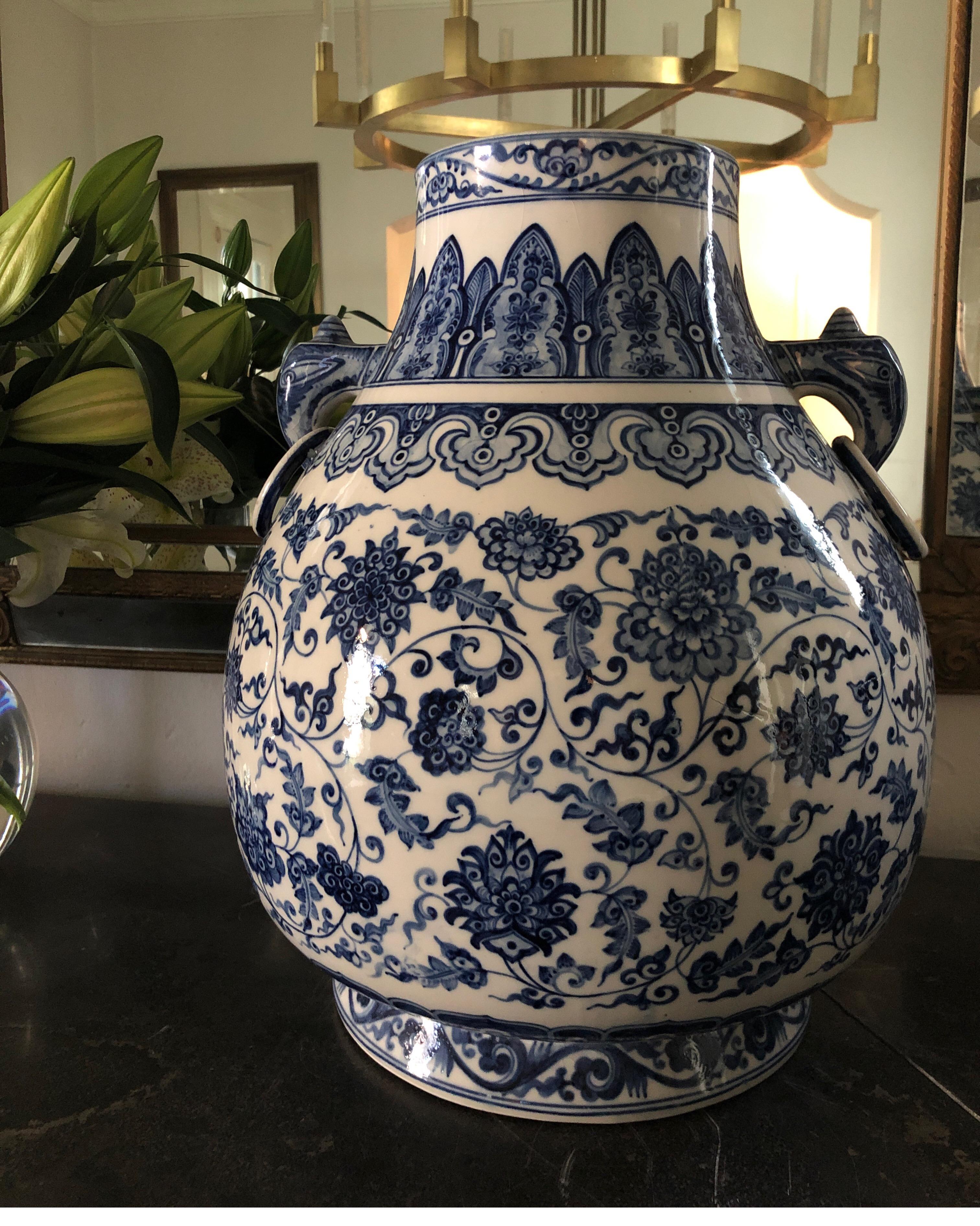 Ming/Yongzheng Style Chinese Blue and White Porcelain Vase 1