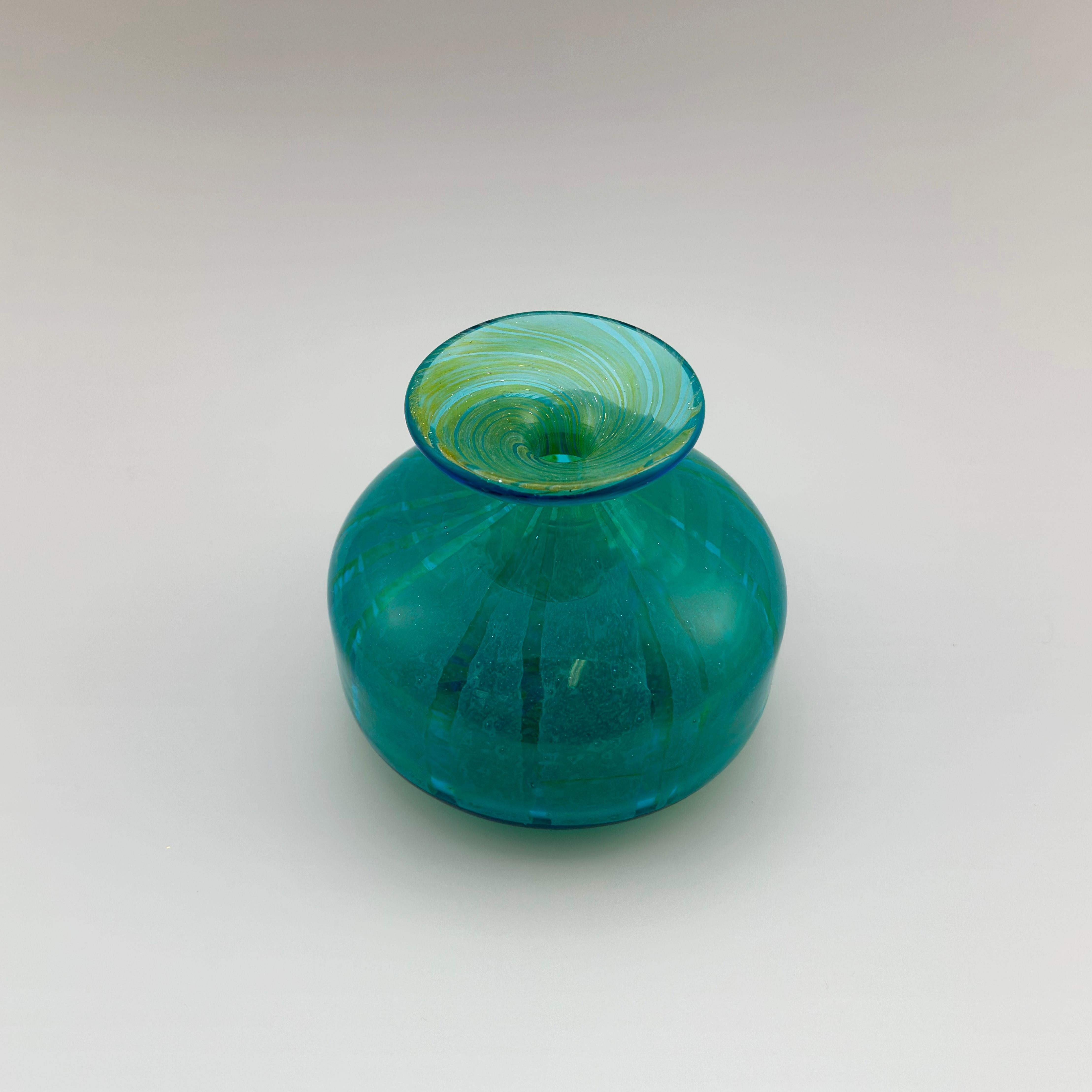 Fait main Vase à bouteille trapue à motif Ming, turquoise et vert, Mdina Glass, Malte, années 1970 en vente