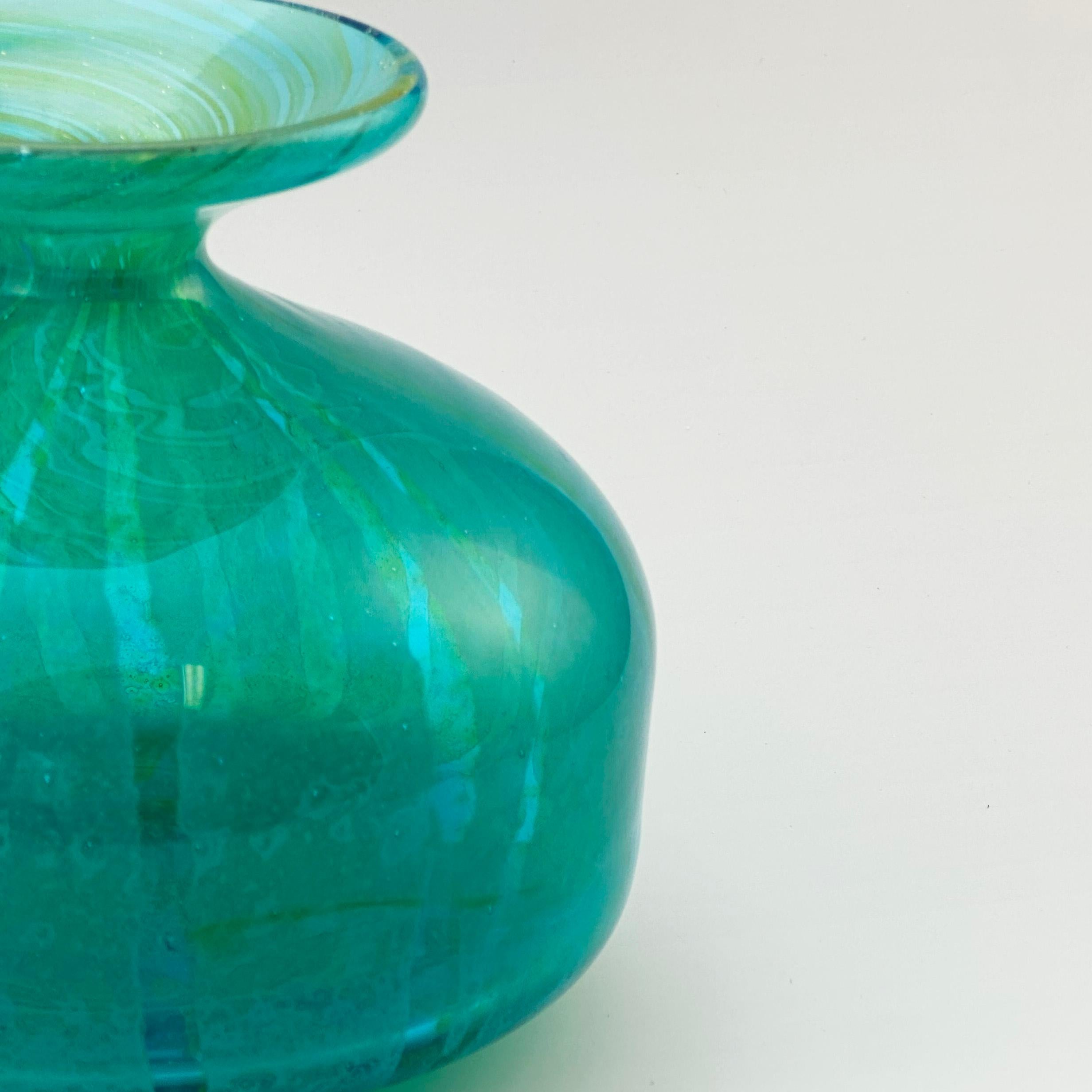Verre d'art Vase à bouteille trapue à motif Ming, turquoise et vert, Mdina Glass, Malte, années 1970 en vente