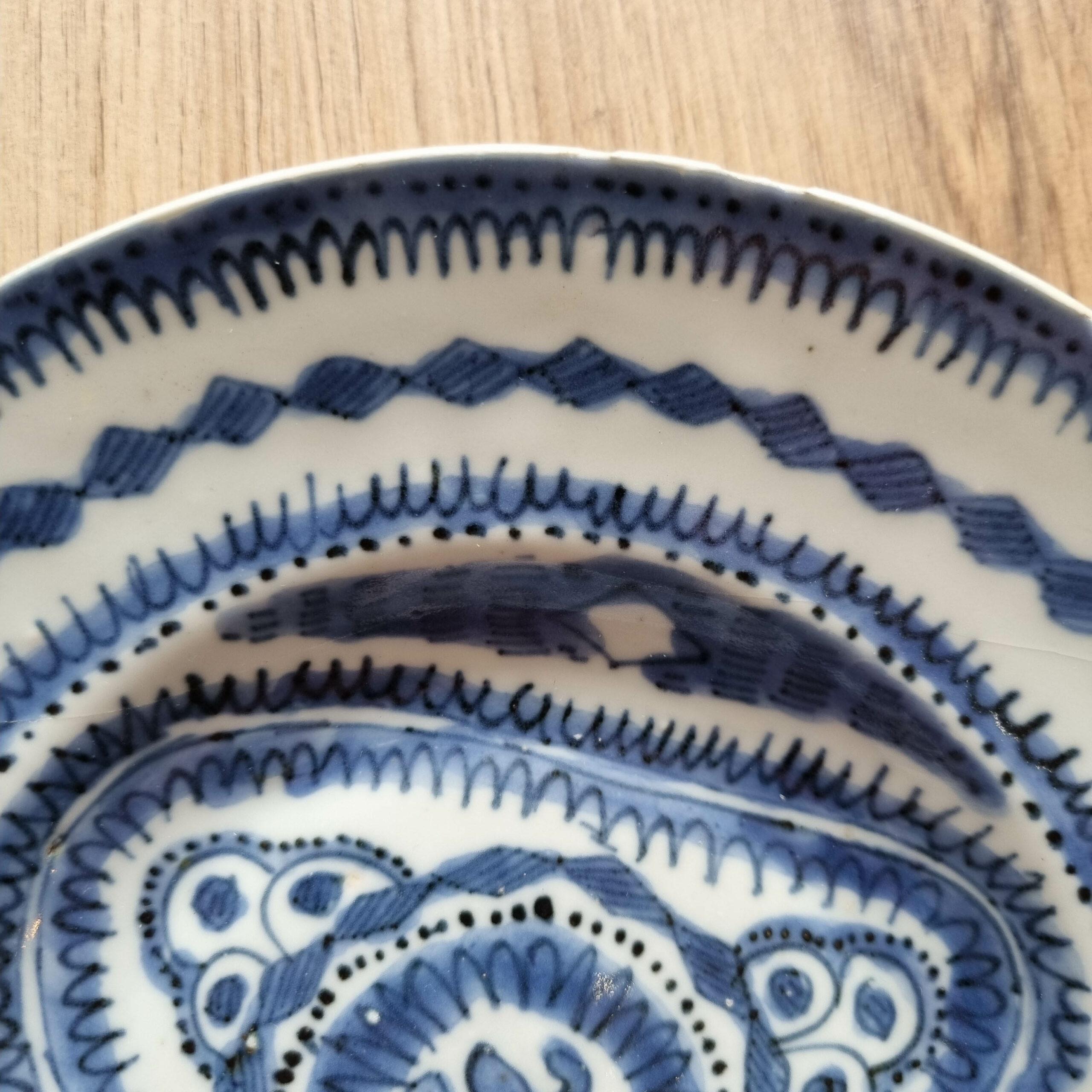 A very nicely potted and painted blue and white Kosometsuke plate of a desirable cobalt blue! Stunning piece with design of Turkish style Arabesque pattern and central a Lingzhi Fungus or sacred mushroom.

Lovely and unusual base with a nice