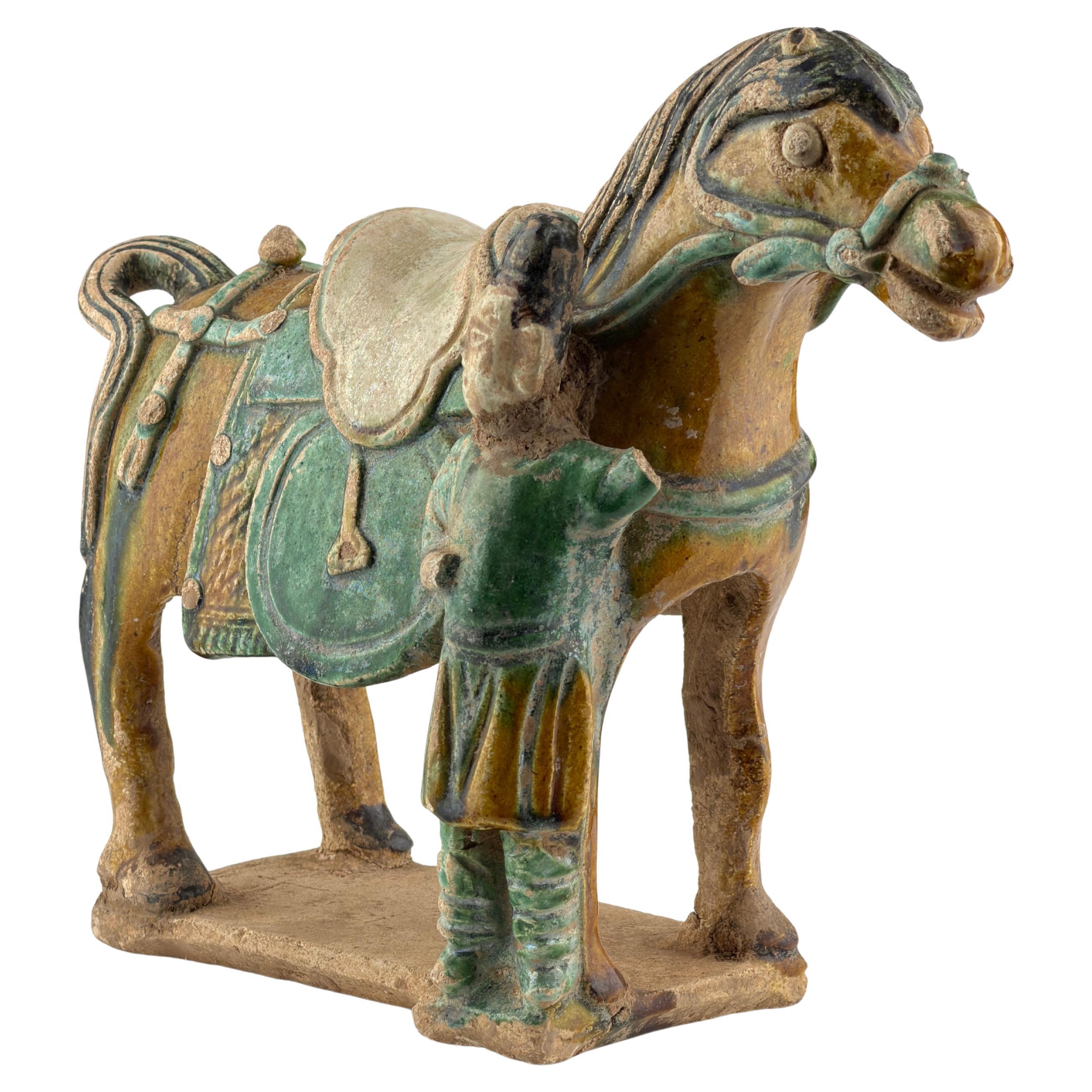 Figura in ceramica di cavallo e cavaliere del periodo Ming
