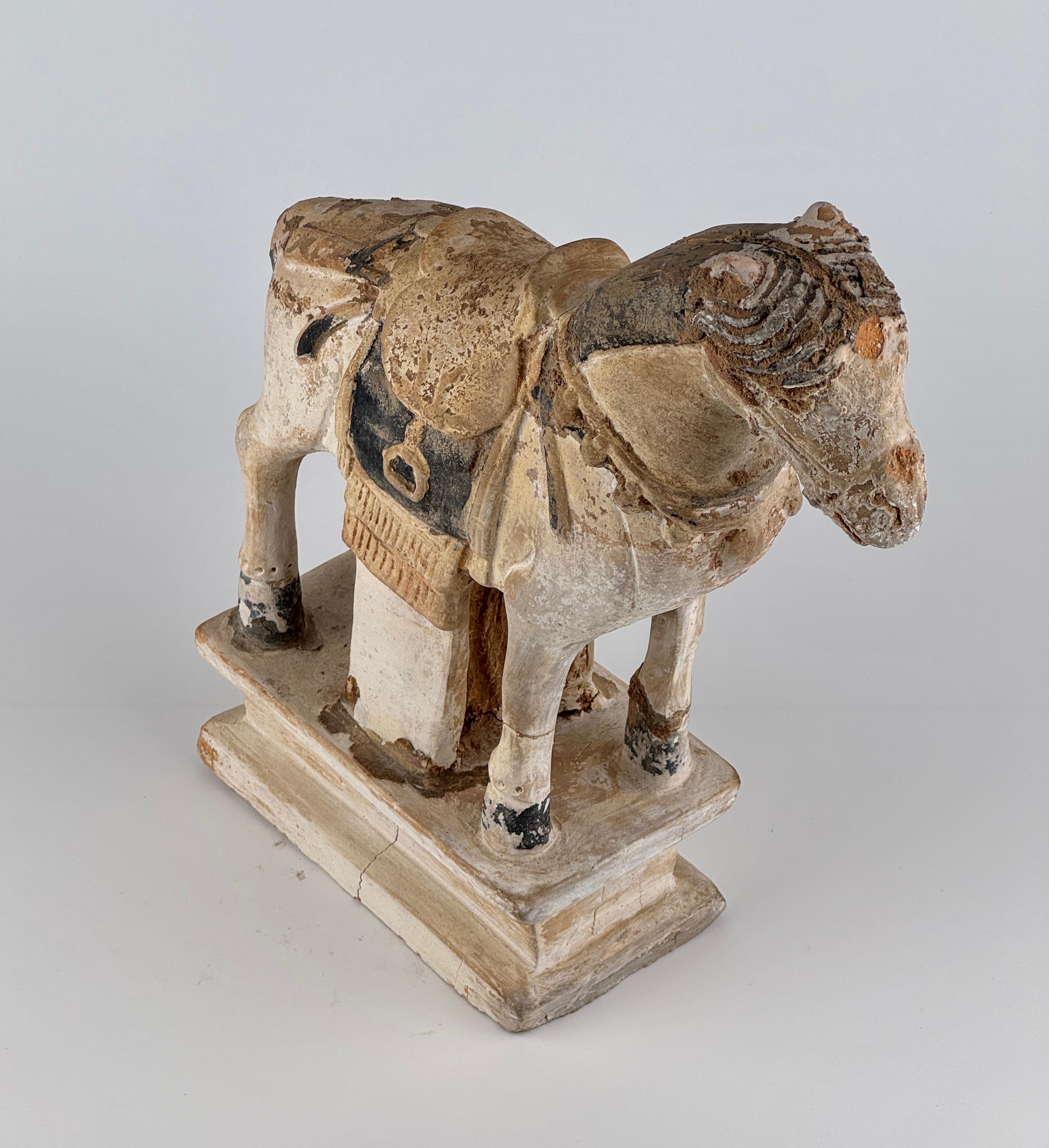 Ming Period Large Pottery Horse with Saddle (15-16th Century) For Sale 5