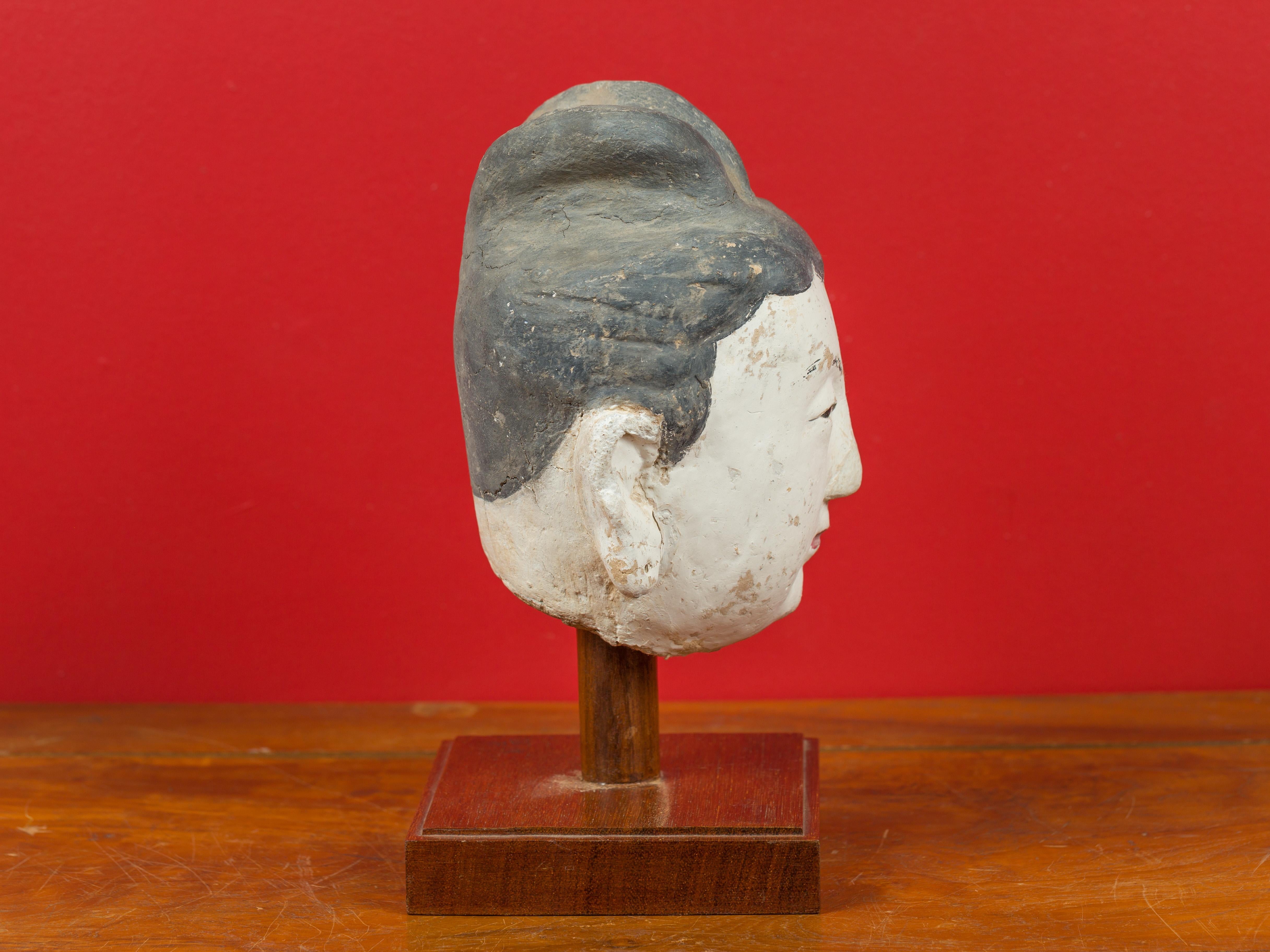Cabeza de Dama de la Corte en Estuco de la Época Ming con Pintura Original Montada sobre Soporte Madera en venta