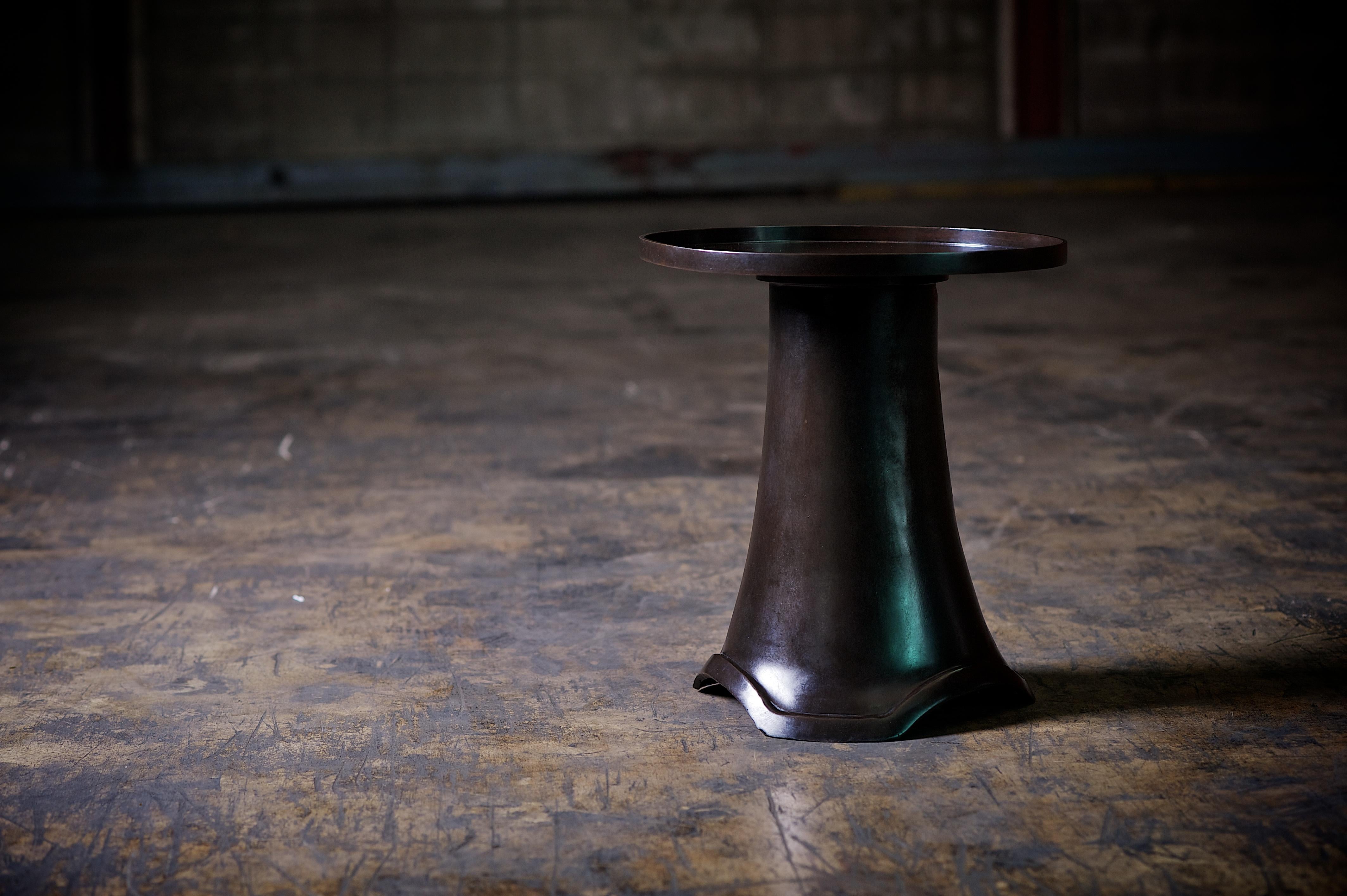 Moderne Table d'appoint Ming en bronze foncé par Elan Atelier, en stock en vente