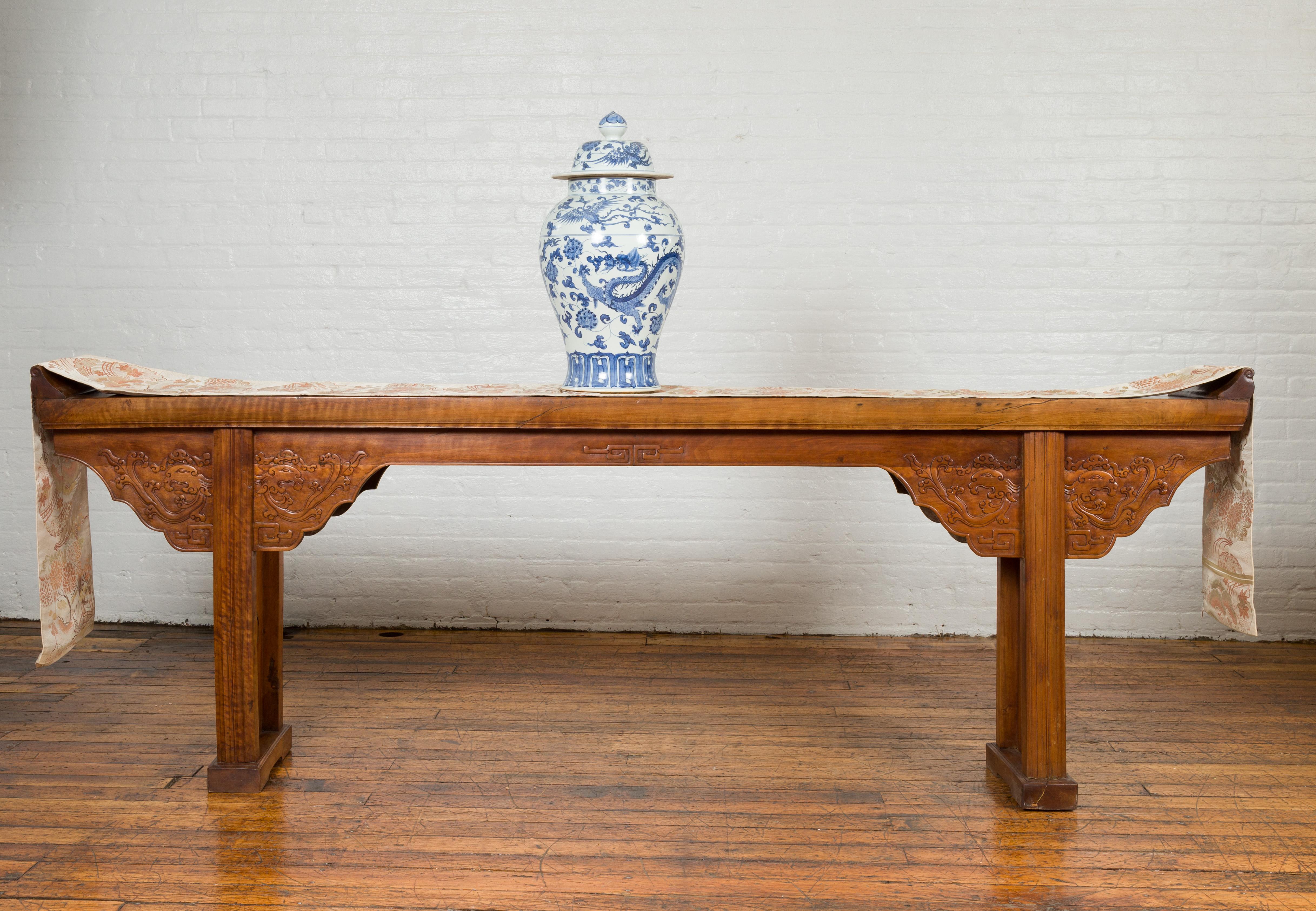 Altartisch im Ming-Stil mit vergoldeten Flanges, Wolkenmotiven und mythischen Kreationen (Chinesisch) im Angebot