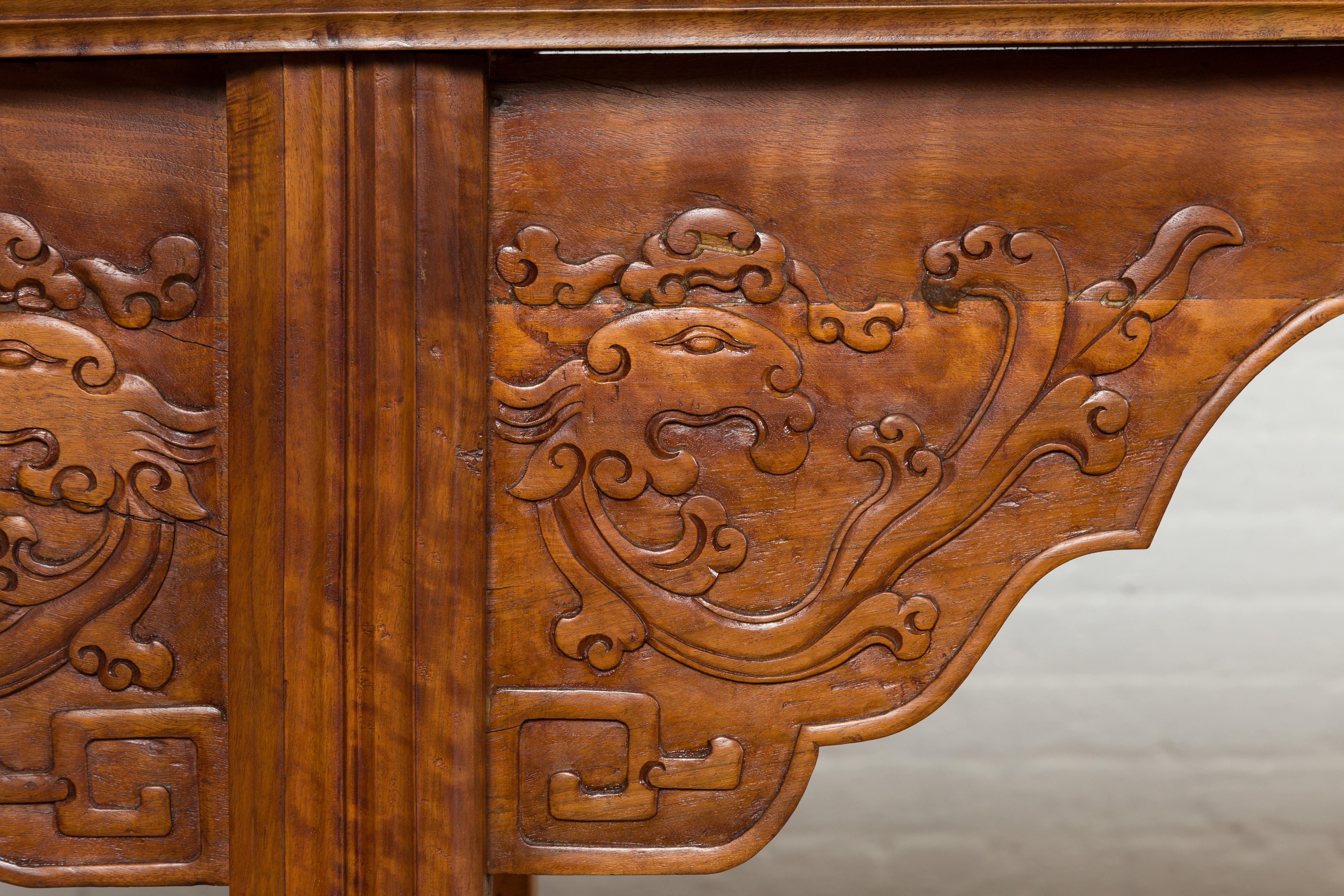 Altartisch im Ming-Stil mit vergoldeten Flanges, Wolkenmotiven und mythischen Kreationen (20. Jahrhundert) im Angebot