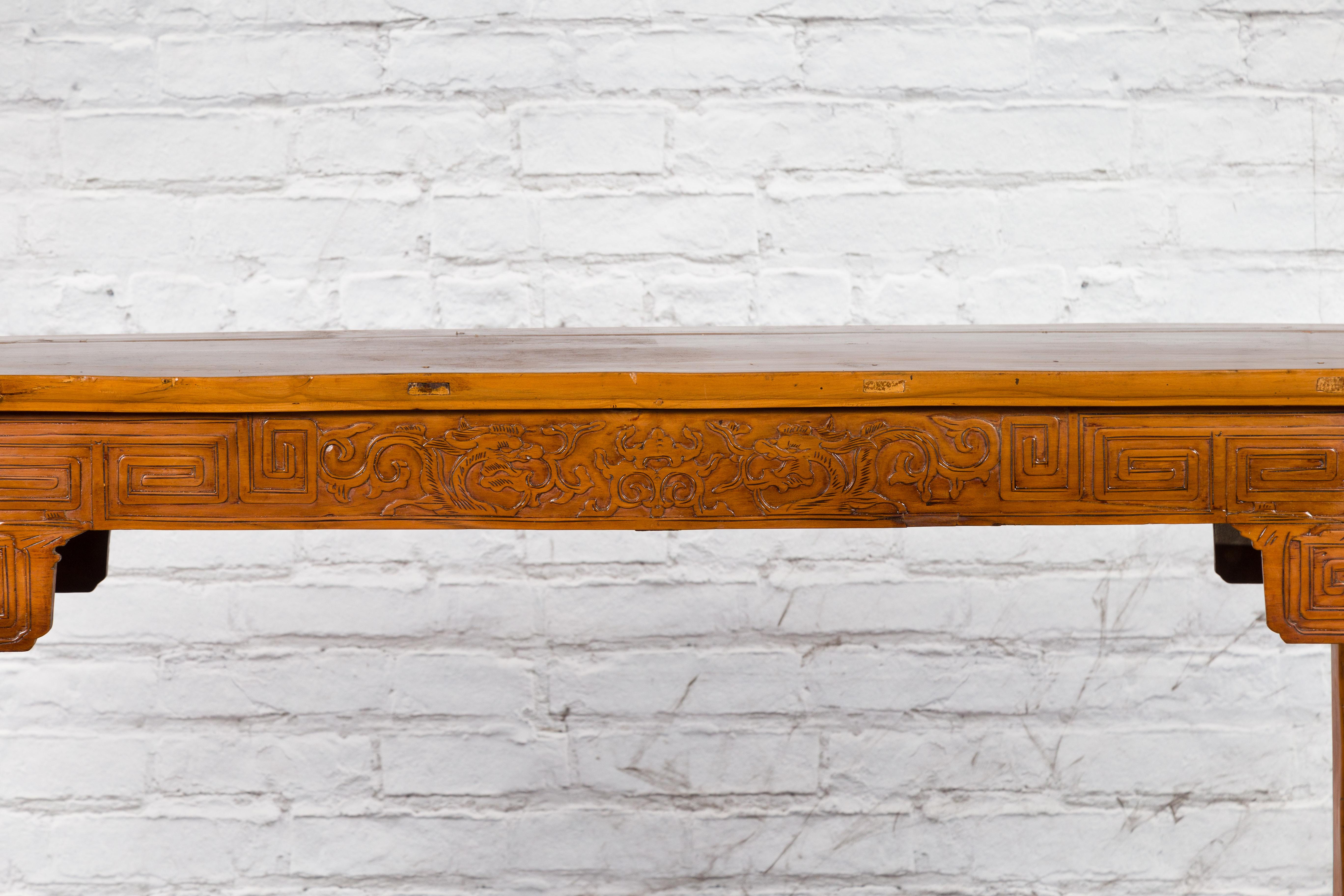 Altartisch im Ming-Stil mit geflochtenen Flanges, Meanderschürze und Drachenmotiven (20. Jahrhundert) im Angebot