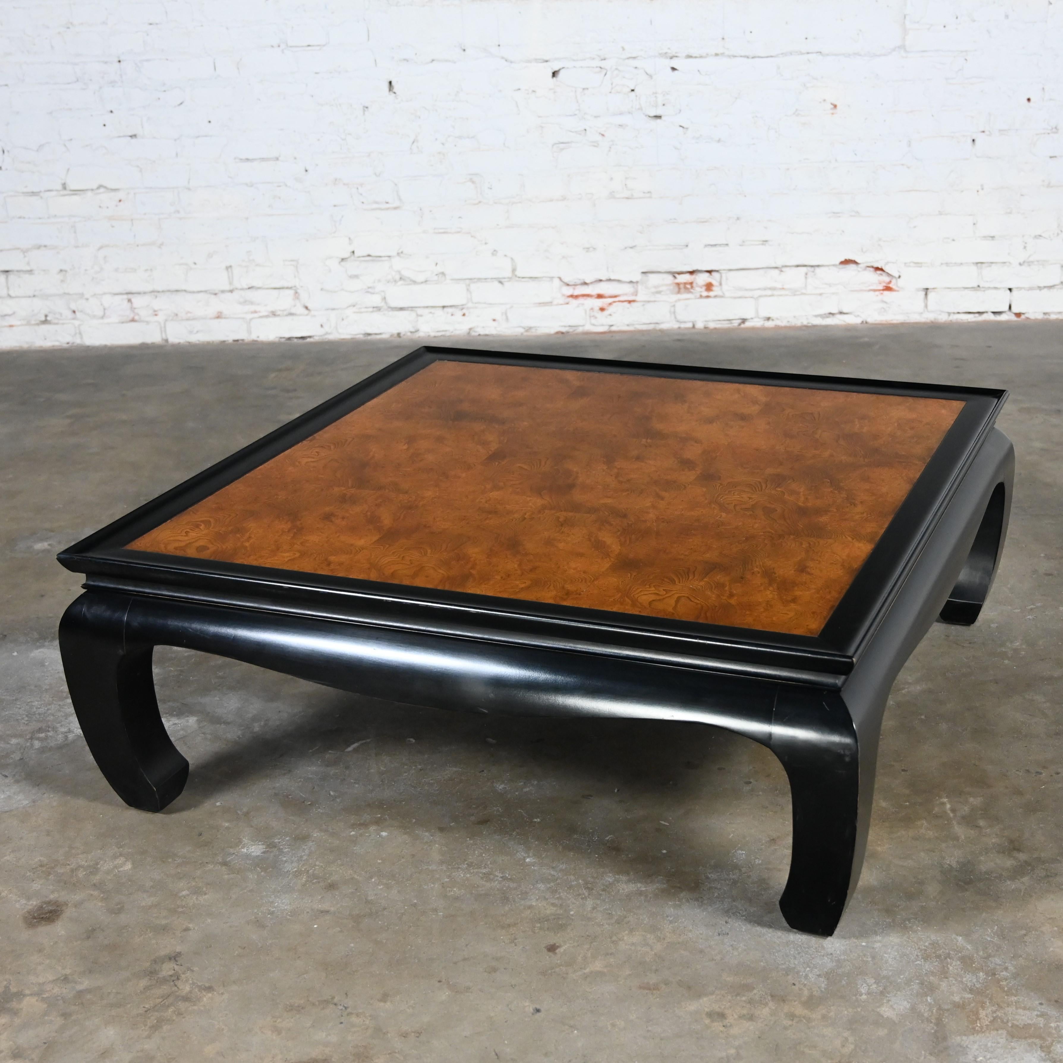 Fabuleuse table basse vintage de style Ming en noir et ronce Attribuée à la Collectional de Chin Hua par Raymond K.K. Sabota pour Century Furniture. Cette pièce a été attribuée sur la base de recherches archivées, y compris des sources en ligne, de