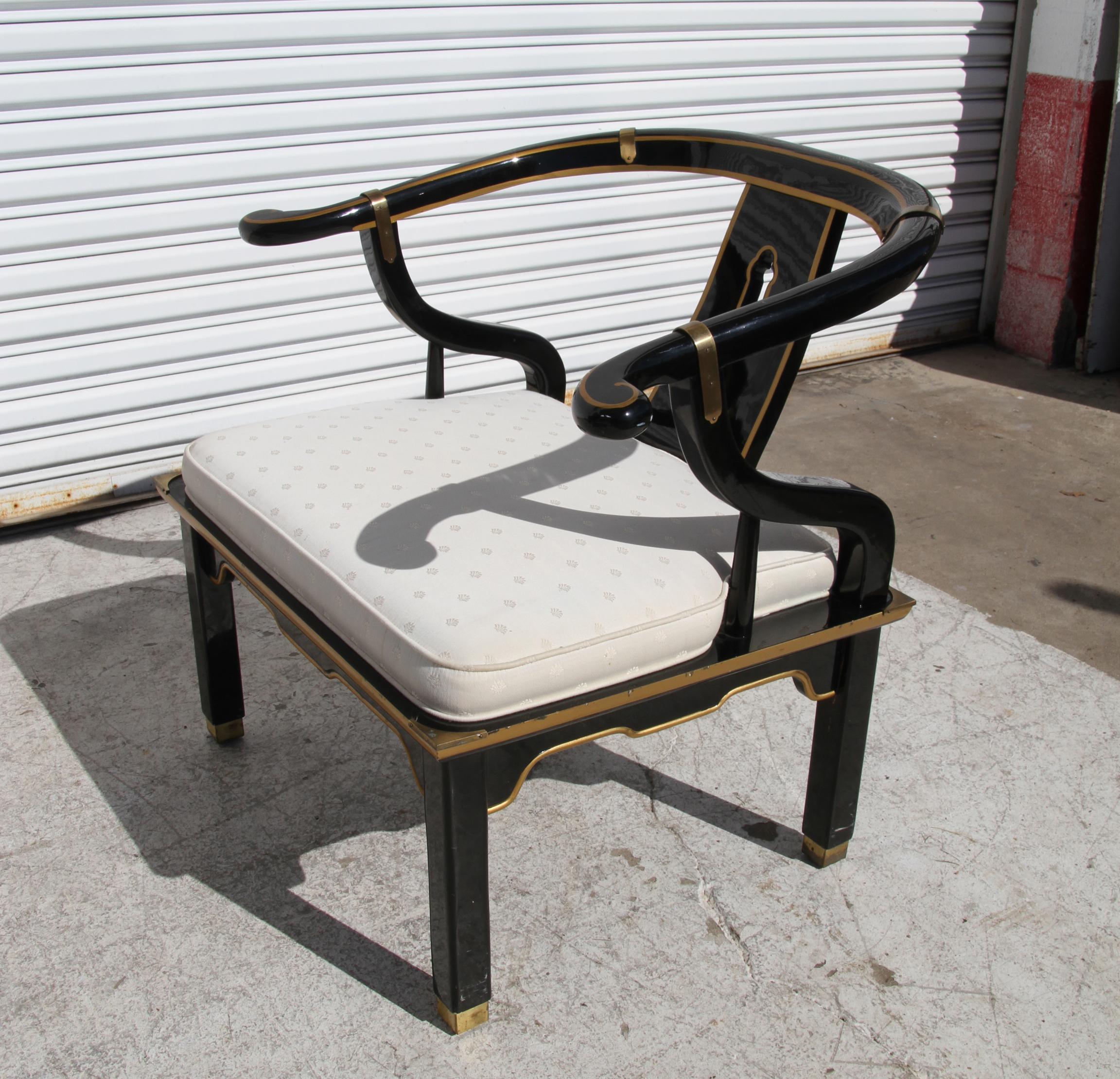 Niedriger Stuhl im Ming-Stil aus schwarzem Lack und Messing nach James Mont   (Hollywood Regency) im Angebot