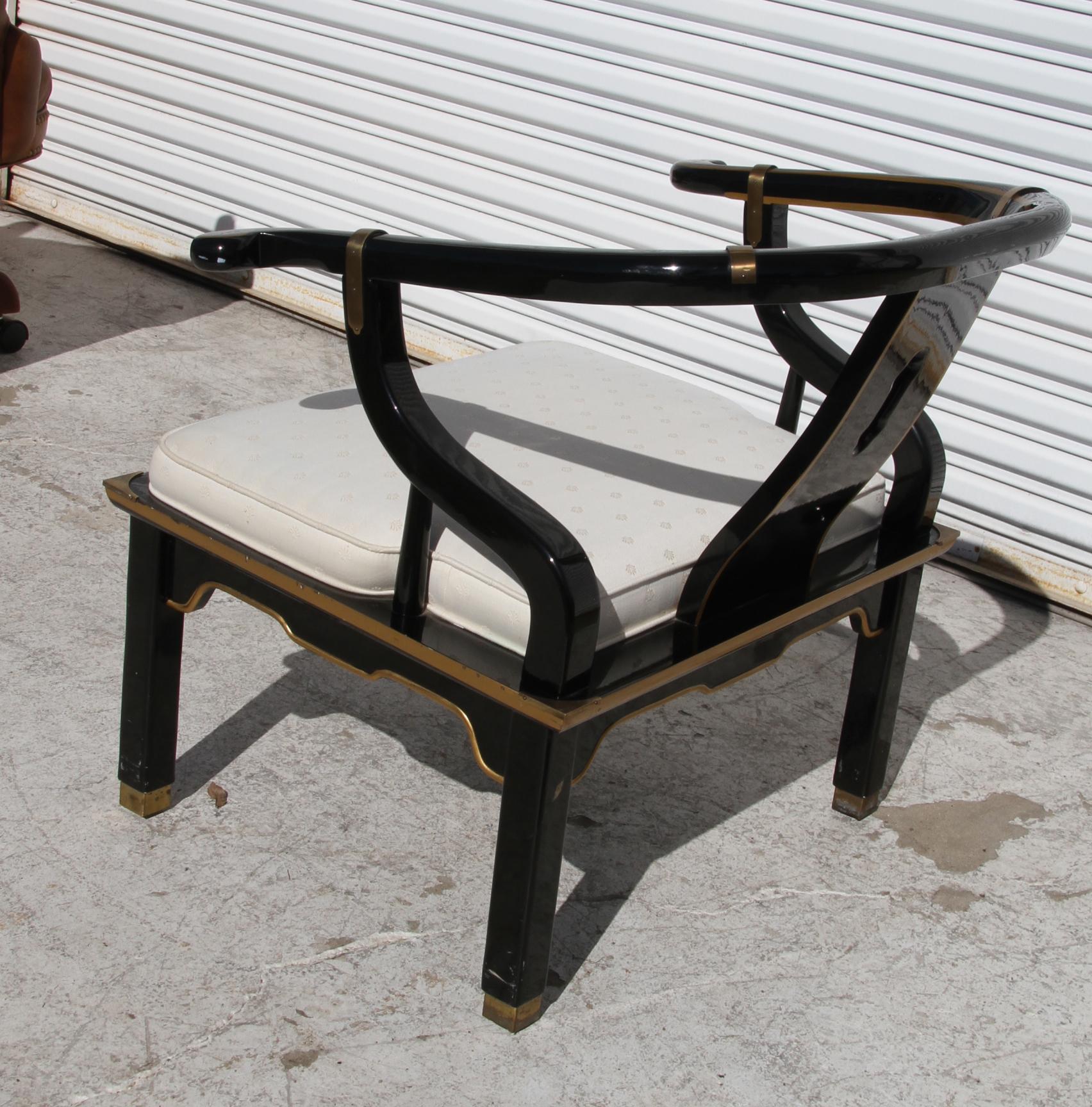 Niedriger Stuhl im Ming-Stil aus schwarzem Lack und Messing nach James Mont   (Lackiert) im Angebot