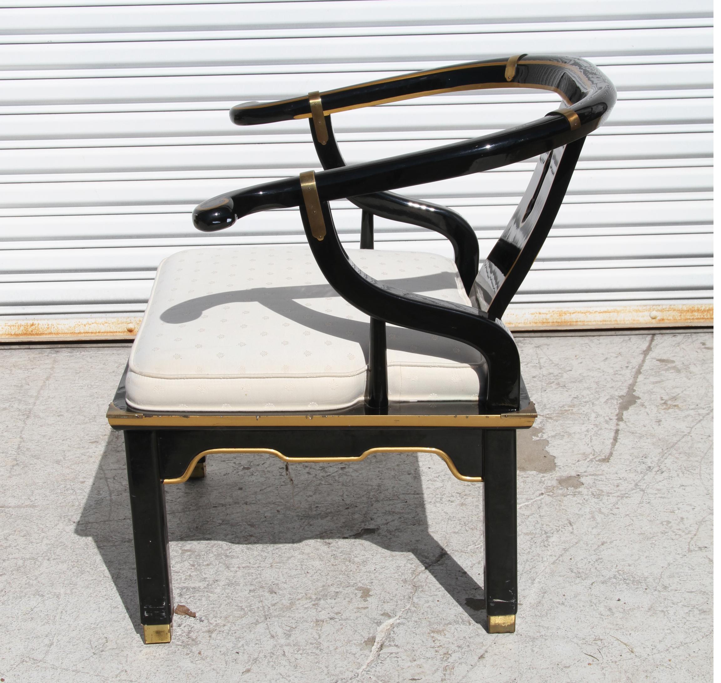 Fin du 20e siècle Chaise basse en laque noire et laiton de style Ming d'après James Mont en vente