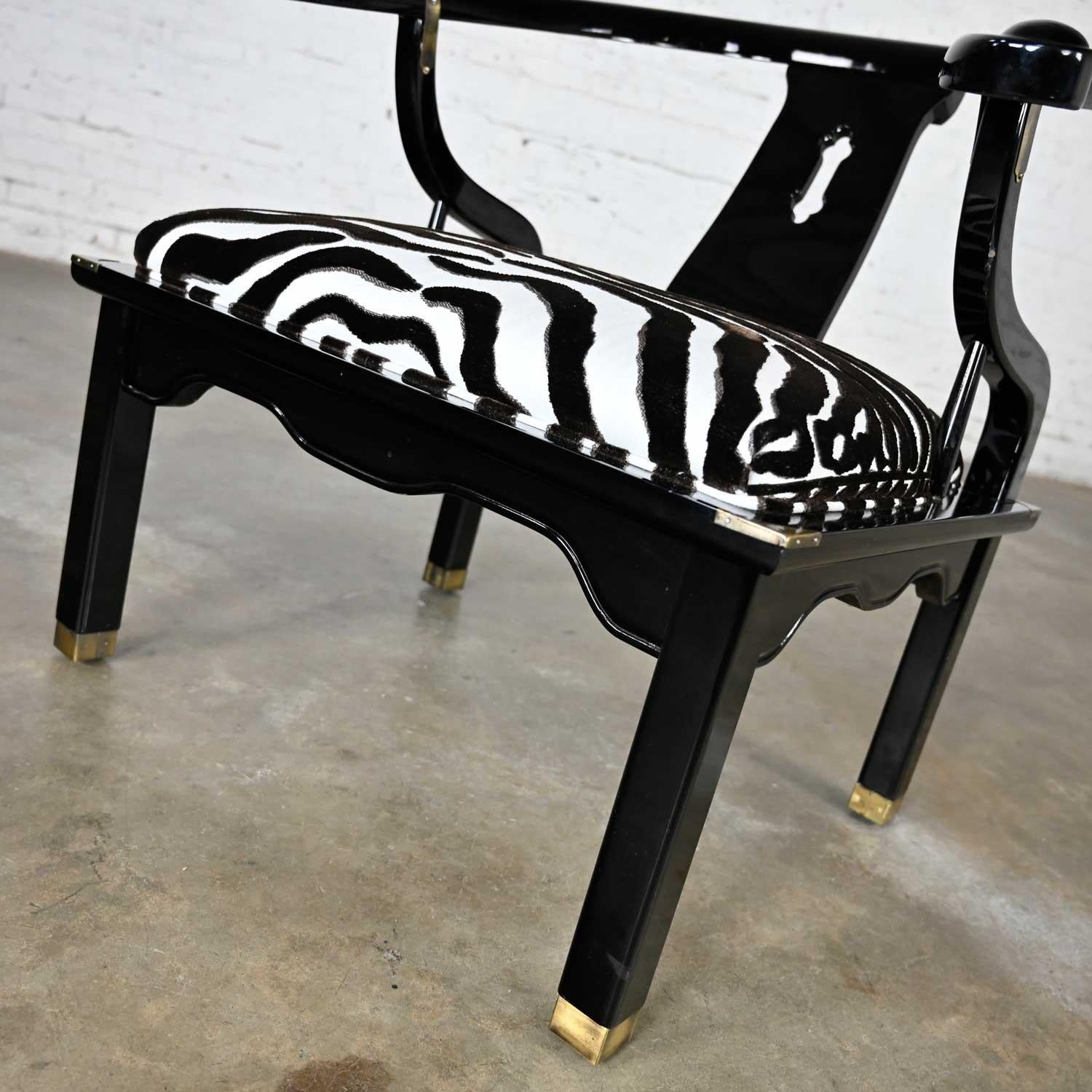 Chaise basse de style Ming en laque noire et laiton d'après James Mont Scalamandre Zebra  en vente 4