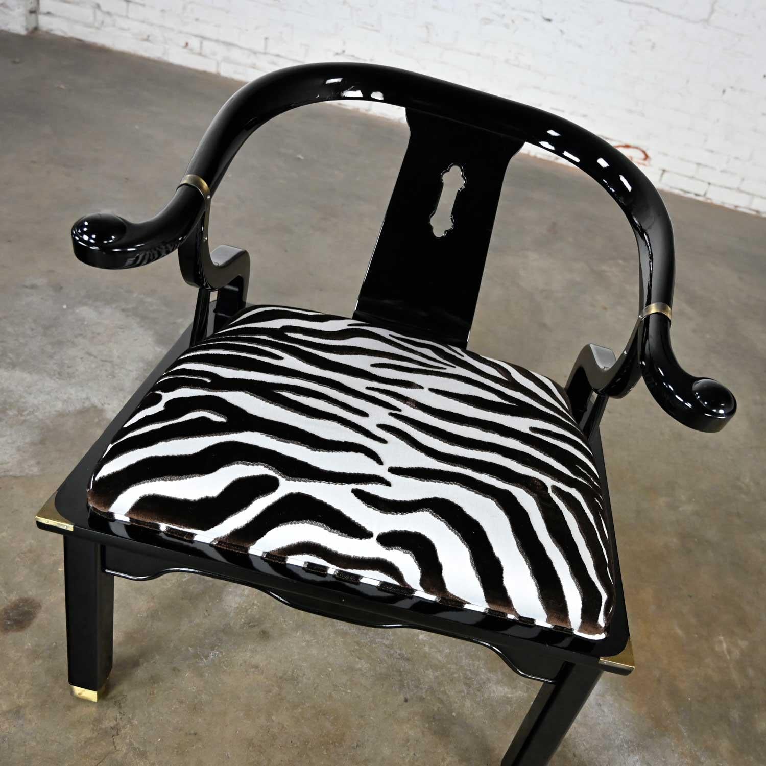 Chaise basse de style Ming en laque noire et laiton d'après James Mont Scalamandre Zebra  en vente 5