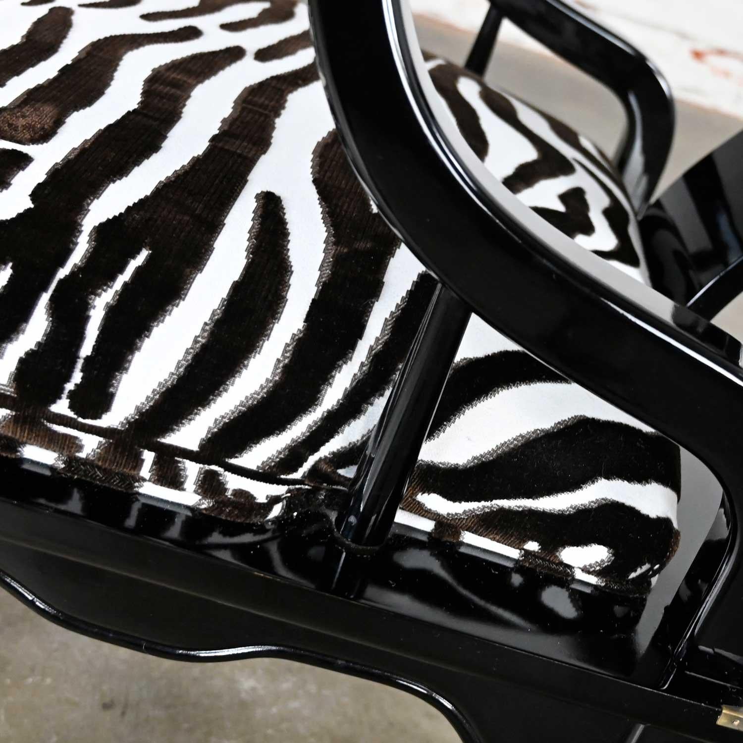 Chaise basse de style Ming en laque noire et laiton d'après James Mont Scalamandre Zebra  en vente 6