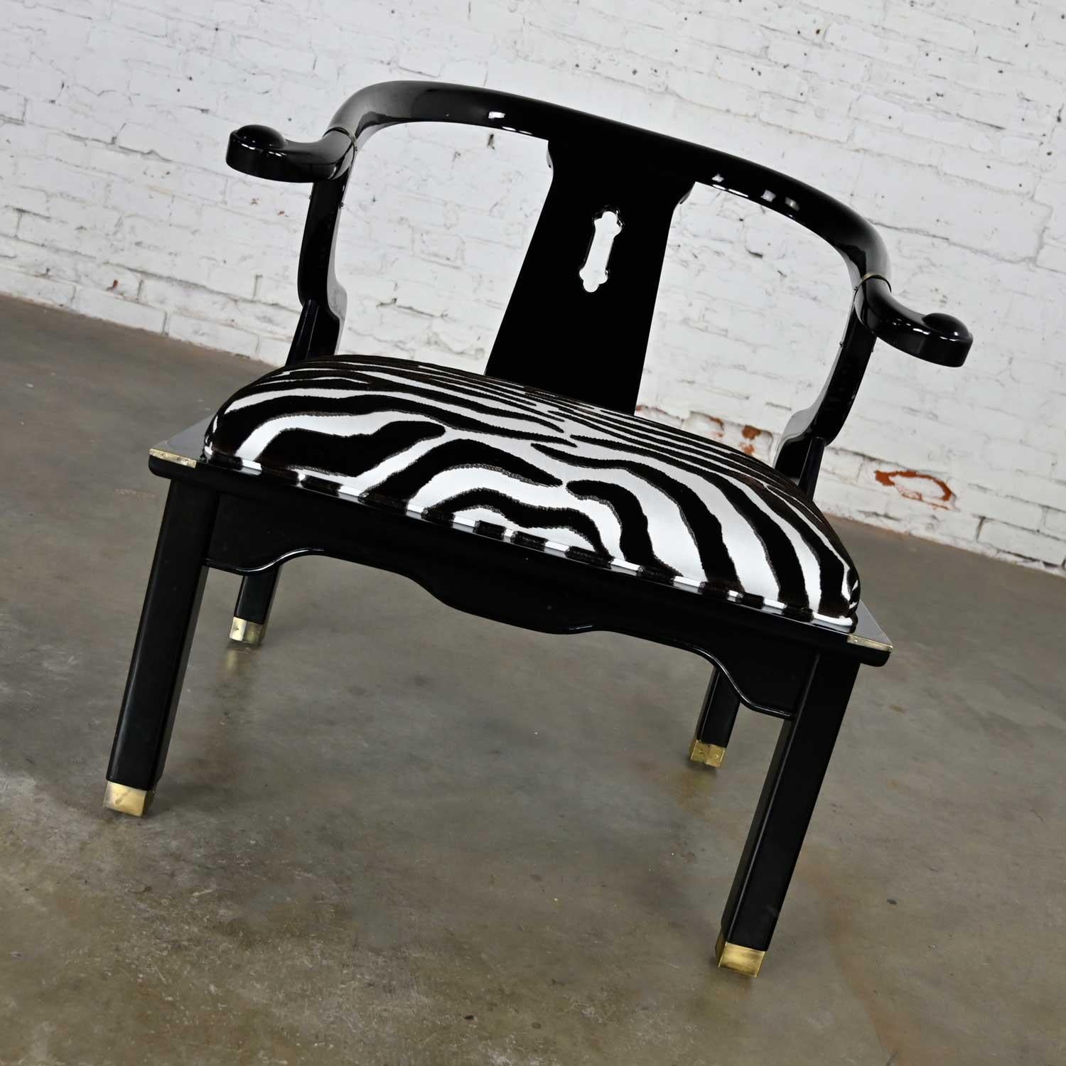 Superbe chaise basse vintage de style Ming avec dossier en empiècement laqué noir et sabots carrés en laiton dans le style de James Mont. Rembourrage en tissu El Morocco Espresso de Scalamandre. Superbe état, en gardant à l'esprit qu'il s'agit d'un