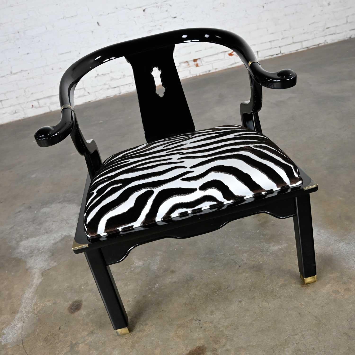 Niedriger Stuhl im Ming-Stil aus schwarzem Lack und Messing nach James Mont Scalamandre Zebra  (Hollywood Regency) im Angebot