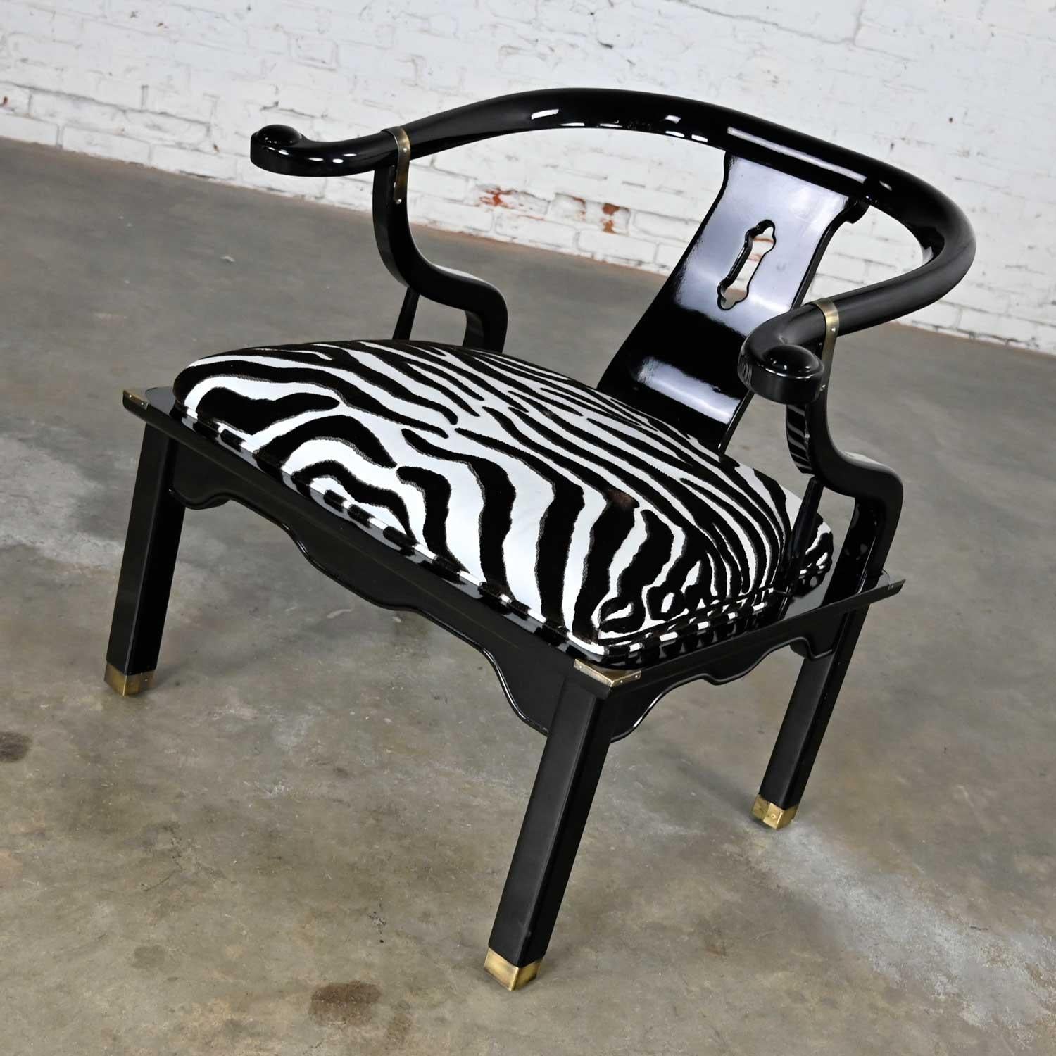 Hollywood Regency Chaise basse de style Ming en laque noire et laiton d'après James Mont Scalamandre Zebra  en vente
