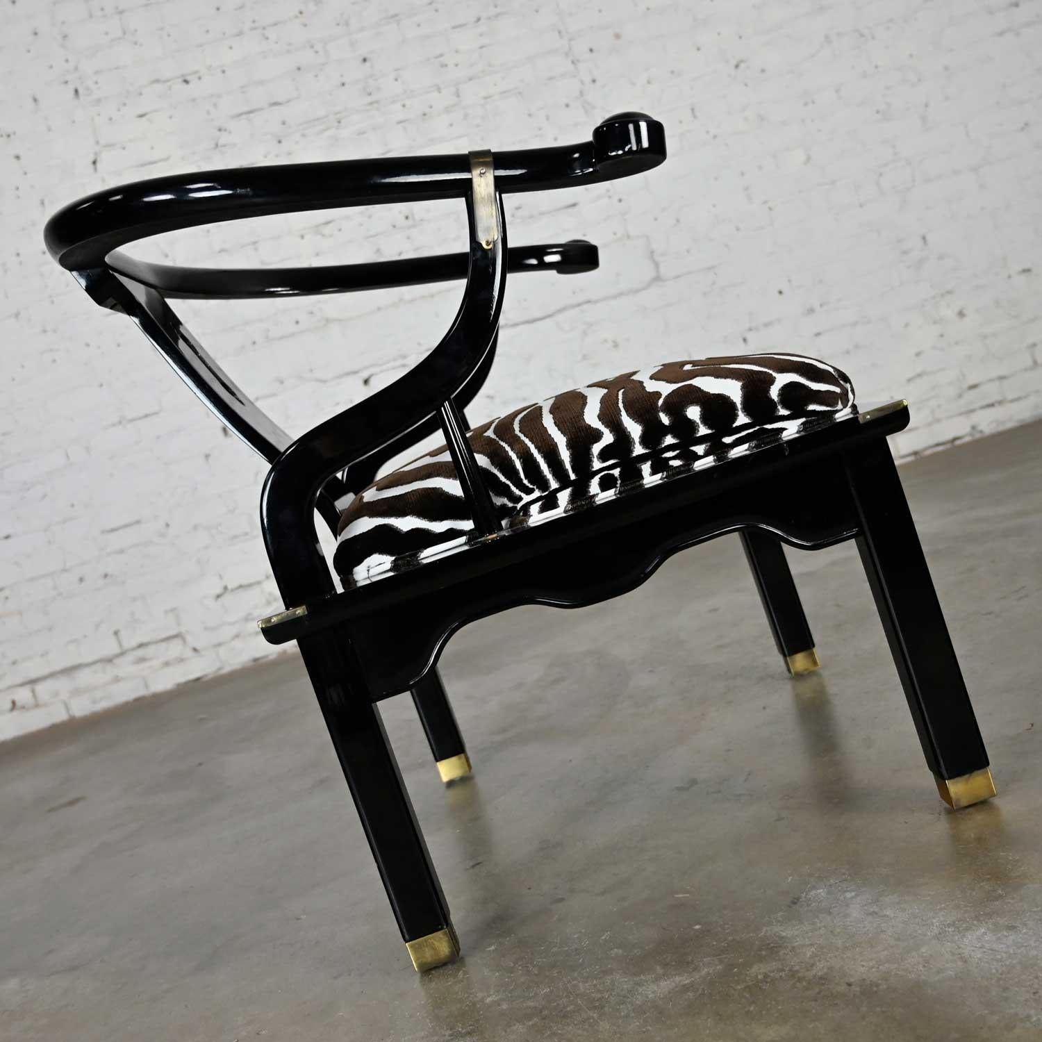 Chaise basse de style Ming en laque noire et laiton d'après James Mont Scalamandre Zebra  en vente 1