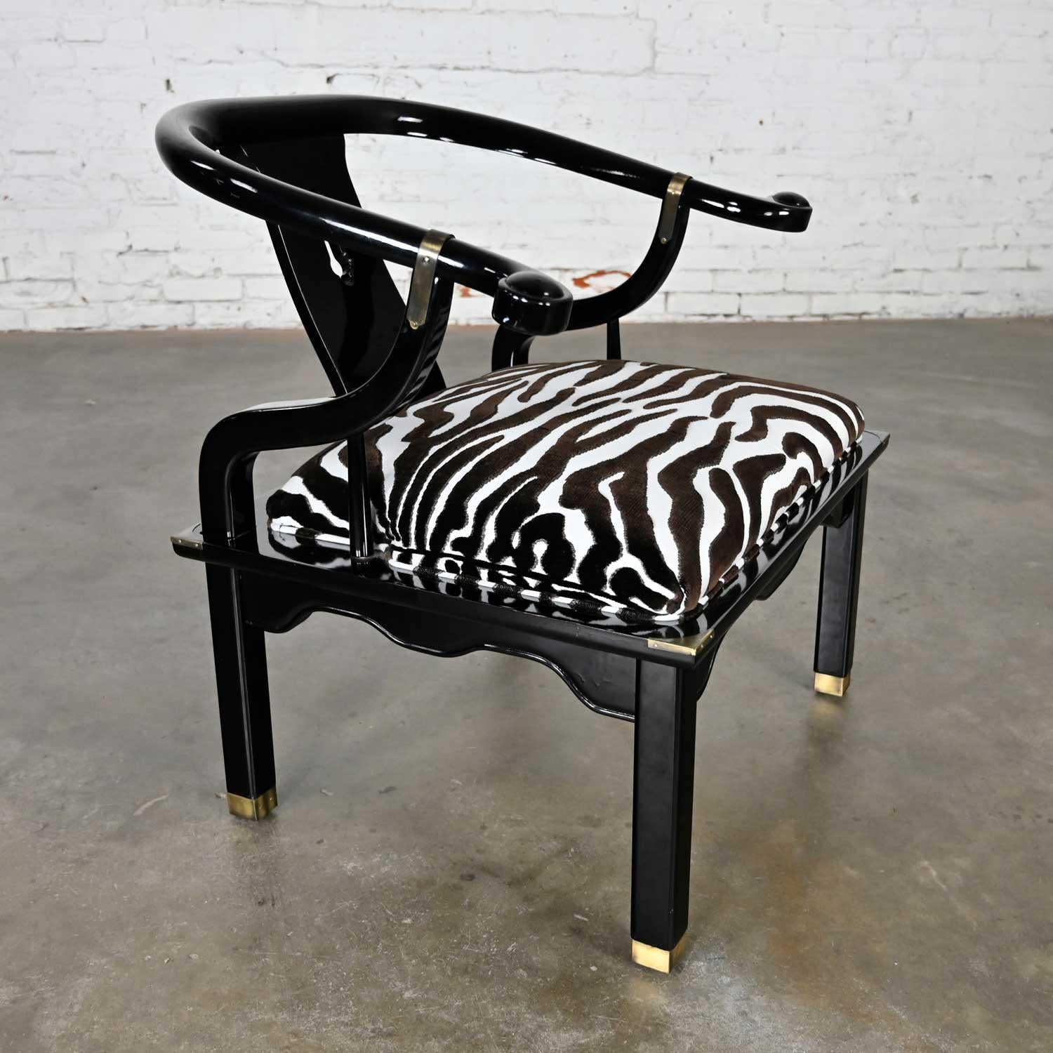 Chaise basse de style Ming en laque noire et laiton d'après James Mont Scalamandre Zebra  en vente 2