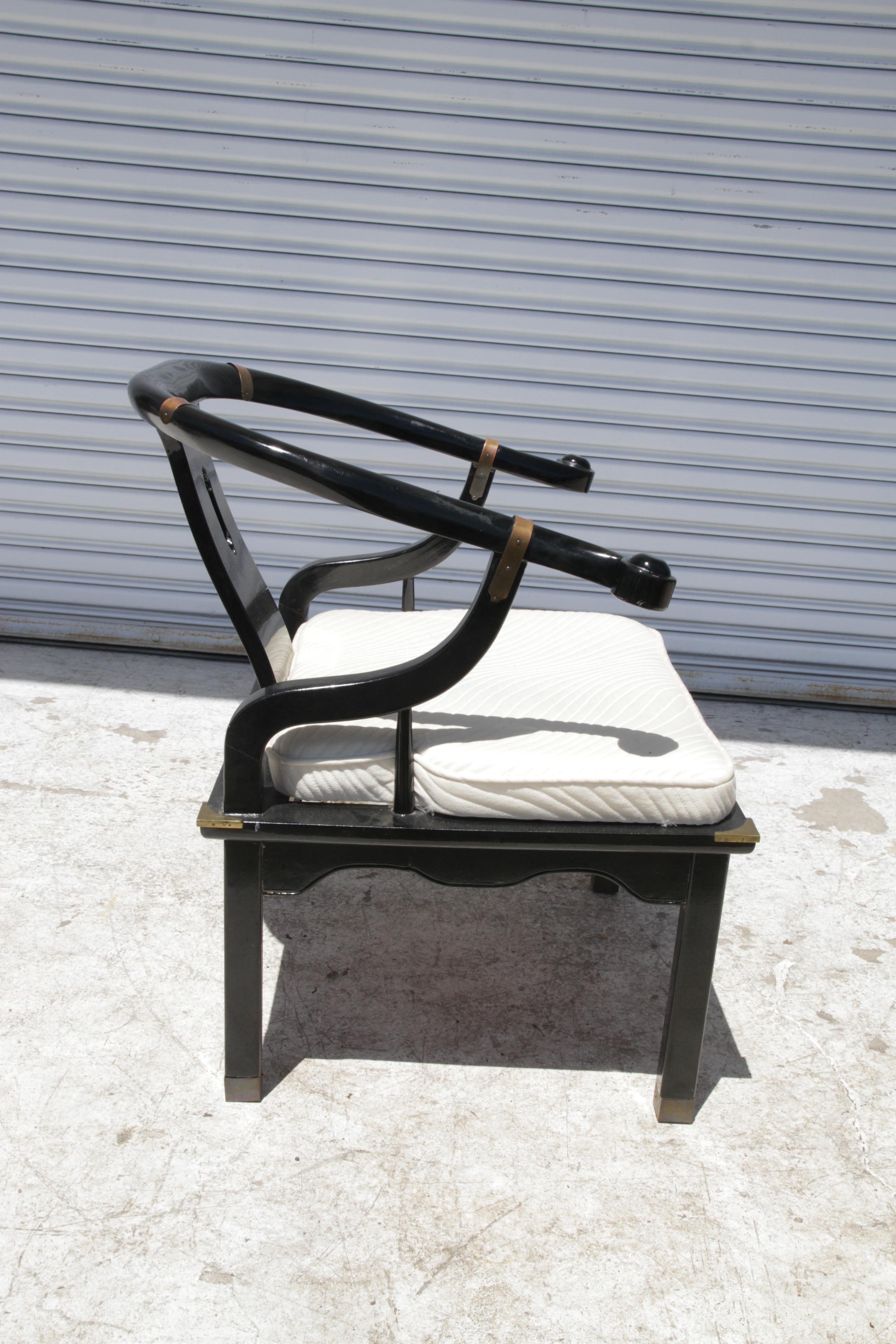 Américain Chaise longue à dossier en fer à cheval laqué noir de style Ming en vente