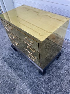 Cassettiera a tre cassetti in stile Ming rivestita d'ottone di Sarreid Ltd.