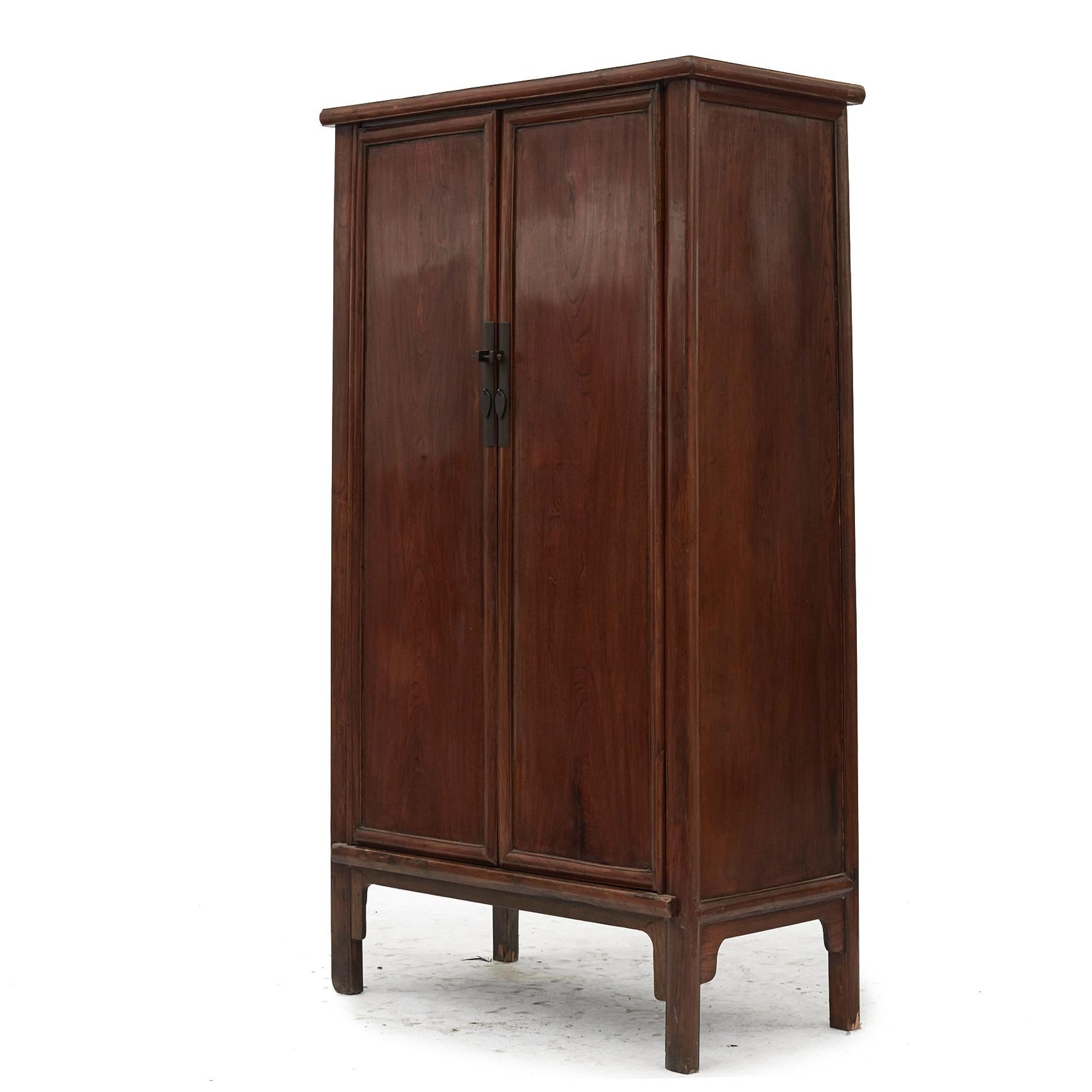 Ming style cabinet made of jumü wood (southern elm) slightly conical (typical of Ming design). Pair of doors and sides in one piece of wood, surrounded by panels with beautiful veining and profiled mouldings.
A beautiful cabinet in an very elegant