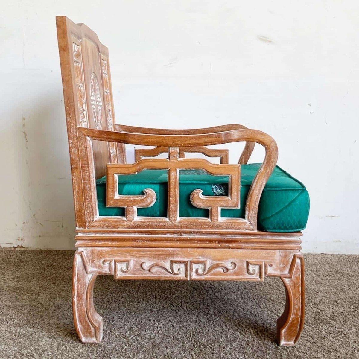 Prova l'arte del design asiatico con questa poltrona in legno intagliato in stile Ming. I mobili sono caratterizzati da intricati intagli su schienale, fianchi e braccioli, che offrono comfort e un tocco di eleganza storico-culturale.
La Fabrice ha
