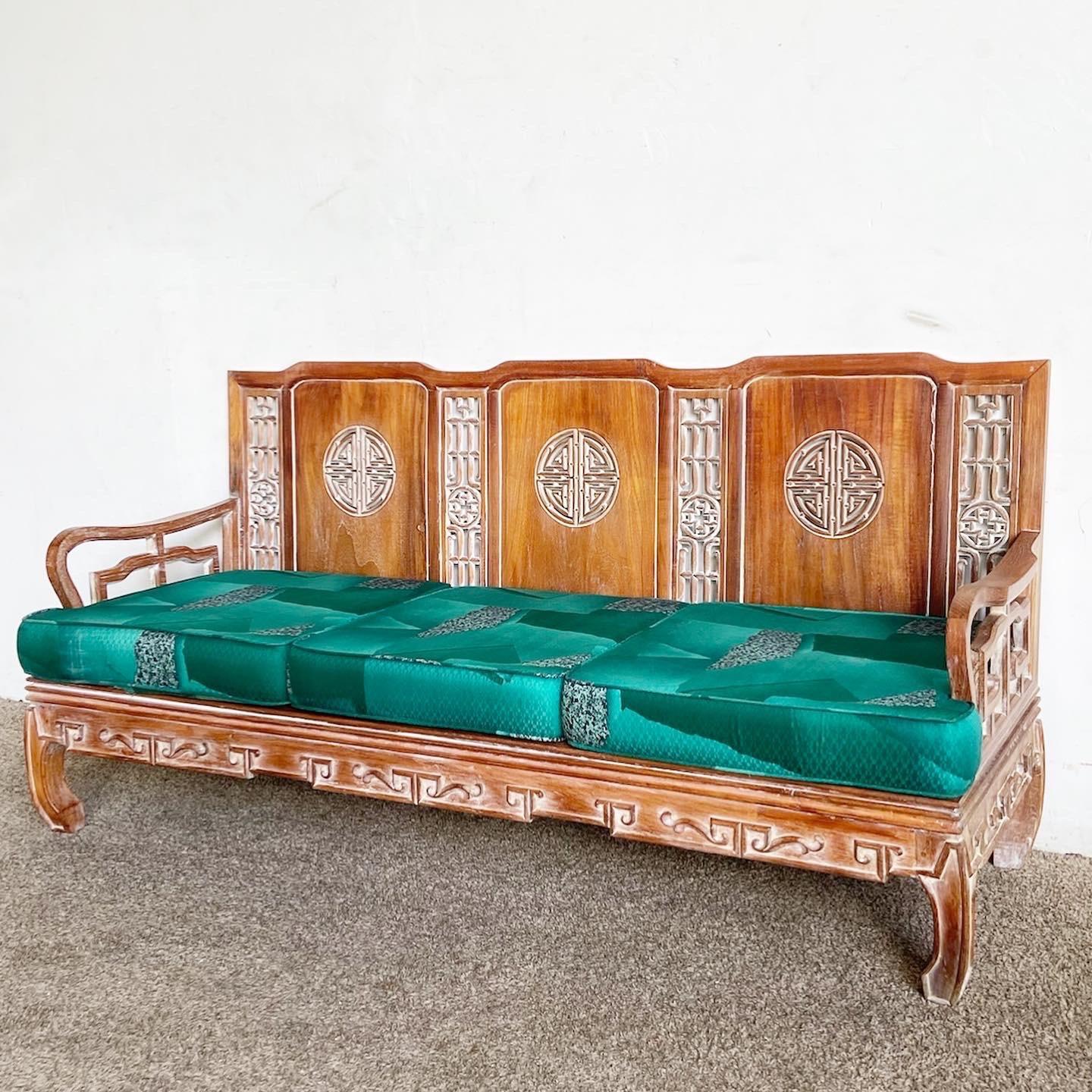 Découvrez l'art du design asiatique avec cet ensemble canapé et fauteuil en bois sculpté de style Ming. Les meubles présentent des sculptures complexes sur le dossier, les côtés et les accoudoirs, offrant à la fois un confort et une touche
