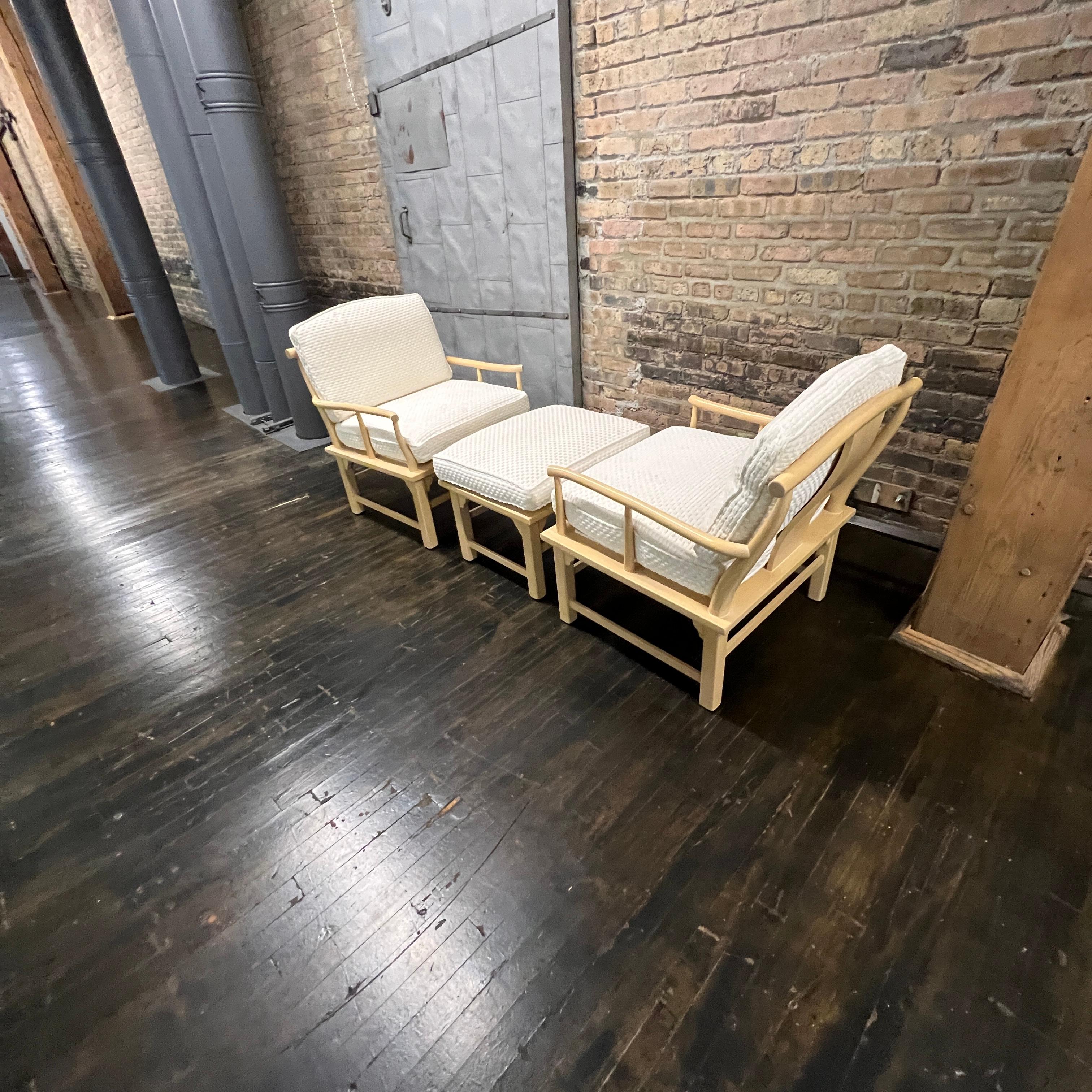 Stühle im Ming-Stil mit gepolsterten Kissen und Ottomane von Century Chair im Zustand „Gut“ im Angebot in Chicago, IL