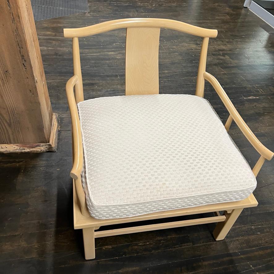 Chaises de style Ming avec coussins rembourrés et pouf par Century Chair en vente 1