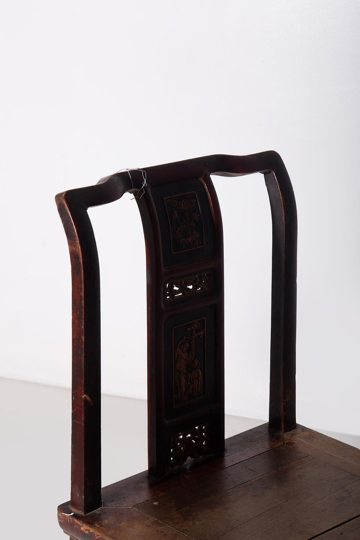 Cette chaise chinoise, datant de la fin des années 1800 et fabriquée dans le style Ming, est un exemple fascinant de l'art et de l'artisanat traditionnels chinois. La structure en bois sombre dégage une impression de robustesse et d'élégance,