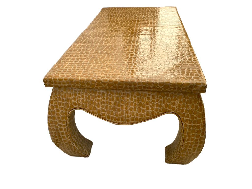 Mid-Century Modern Table basse/table basse de style Ming avec revêtement en faux vinyle d'alligator en vente