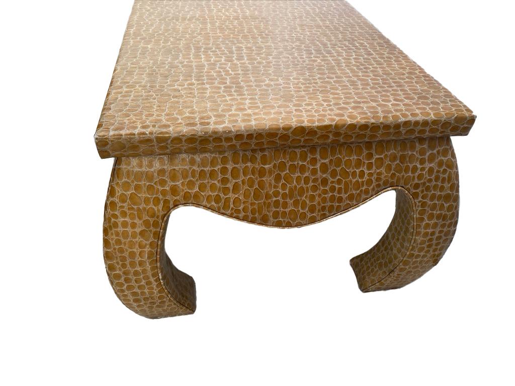 20ième siècle Table basse/table basse de style Ming avec revêtement en faux vinyle d'alligator en vente