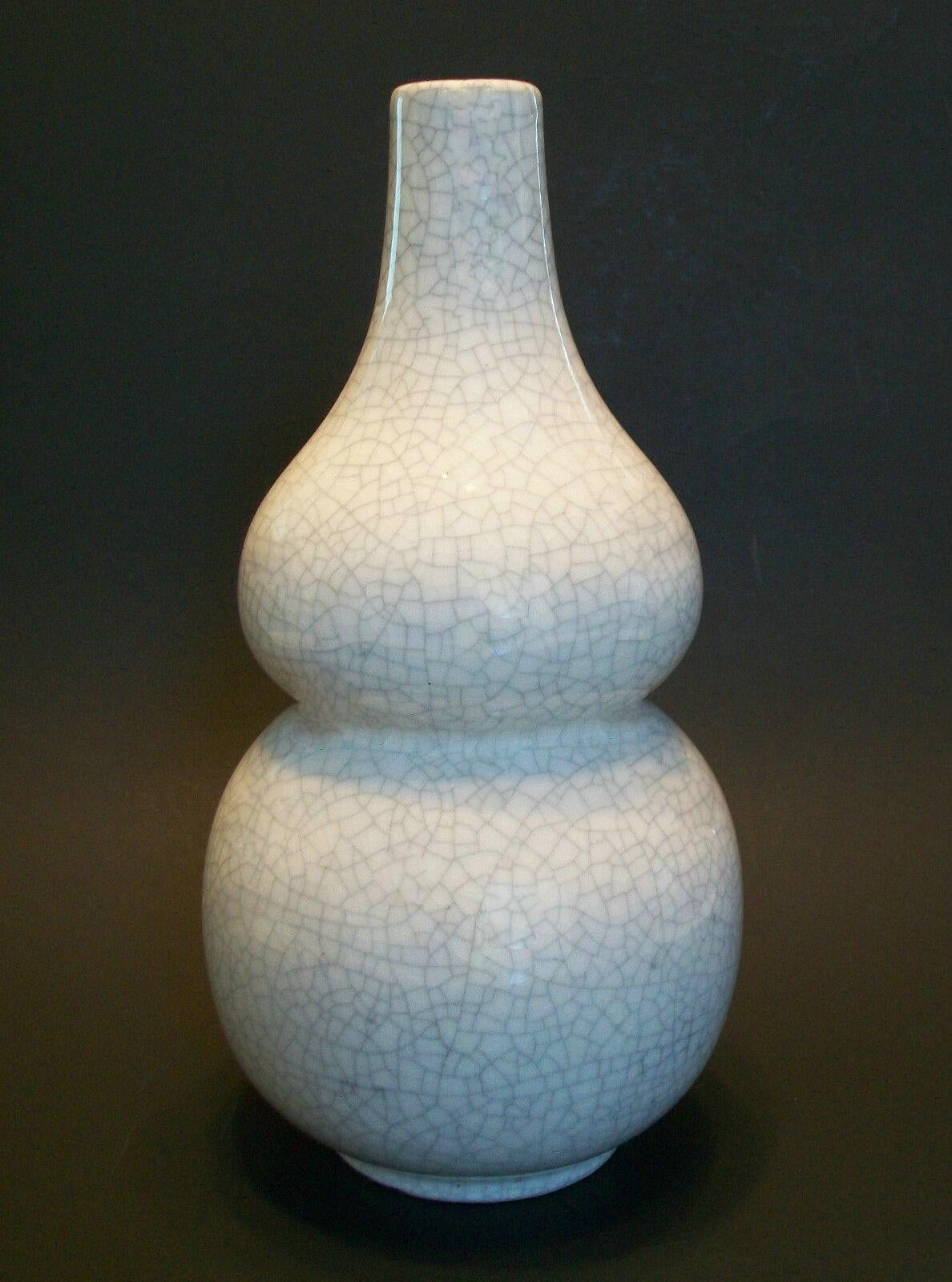 Ming style double gourd ceramic vase with crackle glaze - signed - country of origin unknown - mid 20th century.

Excellent vintage condition - no loss - no damage - no restoration - minor signs of age and use.

Size - 4 1/2