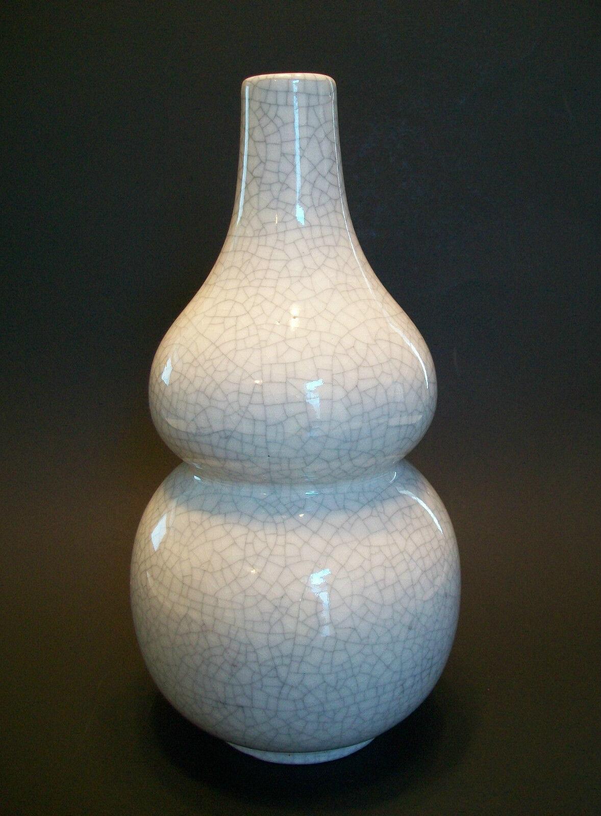 Chinoiserie Ming Style Double Gourd Crackle Glaze Ceramic Vase - Signed - Mid-20th Century For Sale