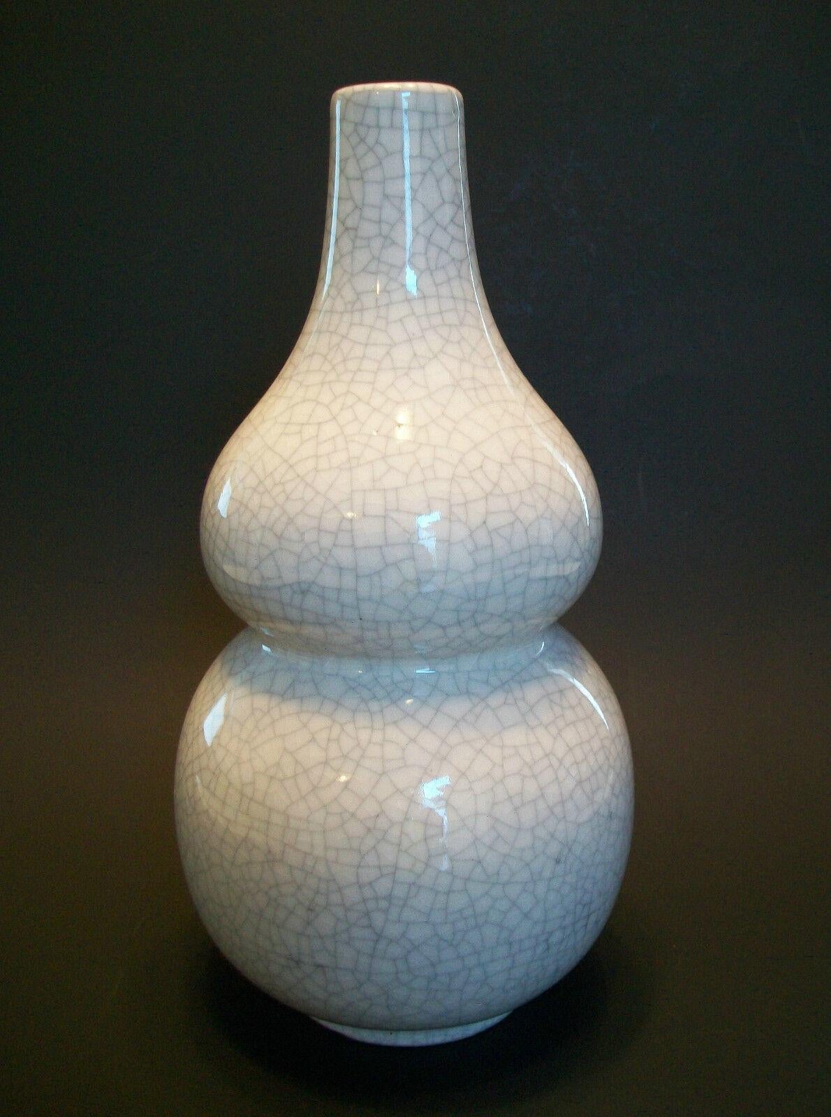 Ming Style Double Gourd Crackle Glaze Ceramic Vase - Signed - Mid-20th Century In Good Condition For Sale In Chatham, ON