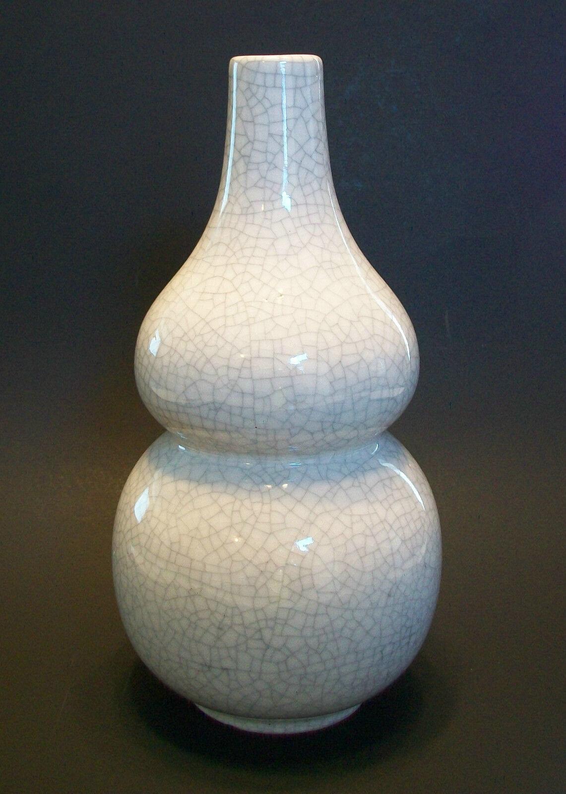 Ming Style Double Gourd Crackle Glaze Ceramic Vase - Signed - Mid-20th Century For Sale 1