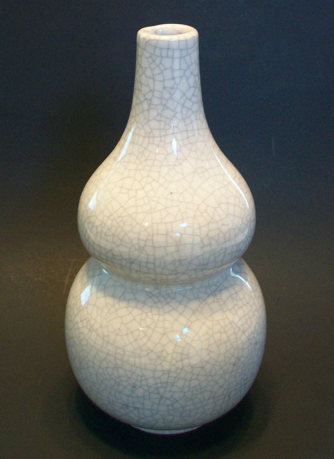 Ming Style Double Gourd Crackle Glaze Ceramic Vase - Signed - Mid-20th Century For Sale 2