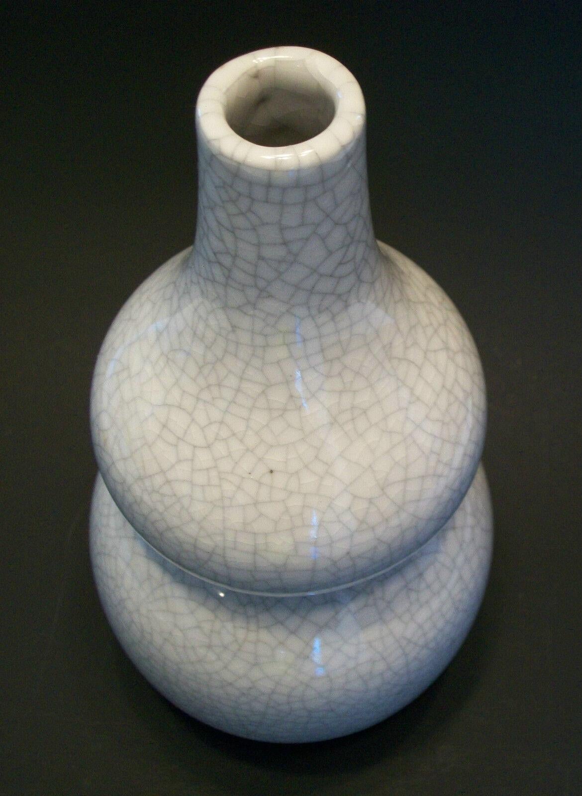 Ming Style Double Gourd Crackle Glaze Ceramic Vase - Signed - Mid-20th Century For Sale 3